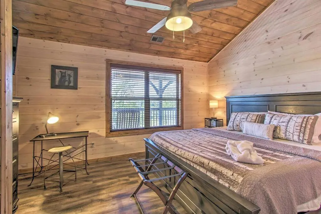 Holiday home The Decked Out In So Near Dollywood! On A Hill Right In Pigeon Forge