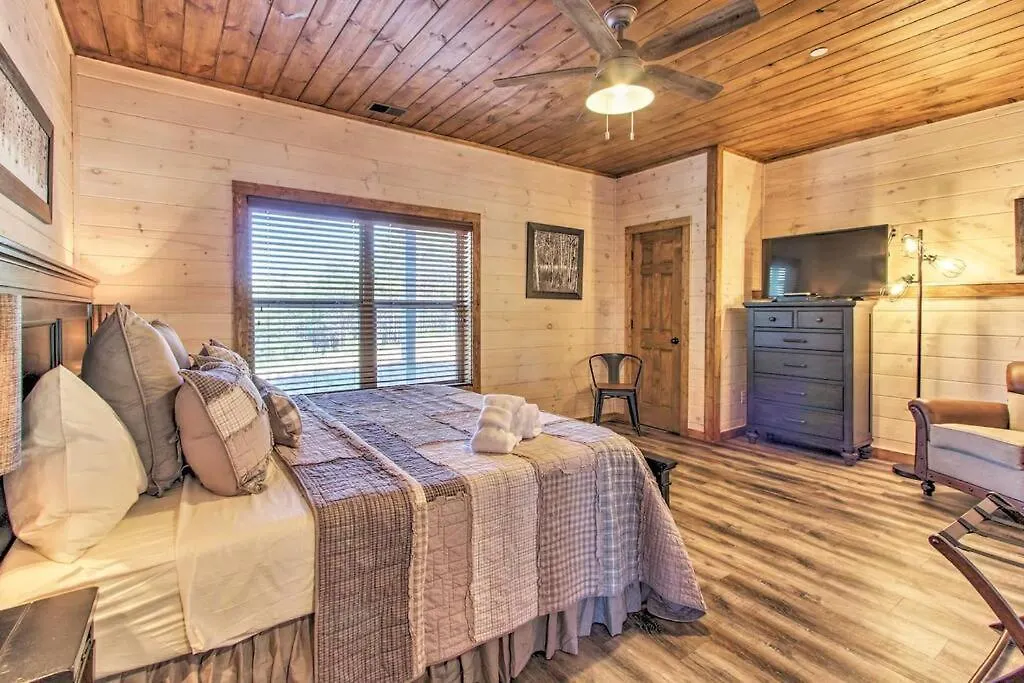 Holiday home The Decked Out In So Near Dollywood! On A Hill Right In