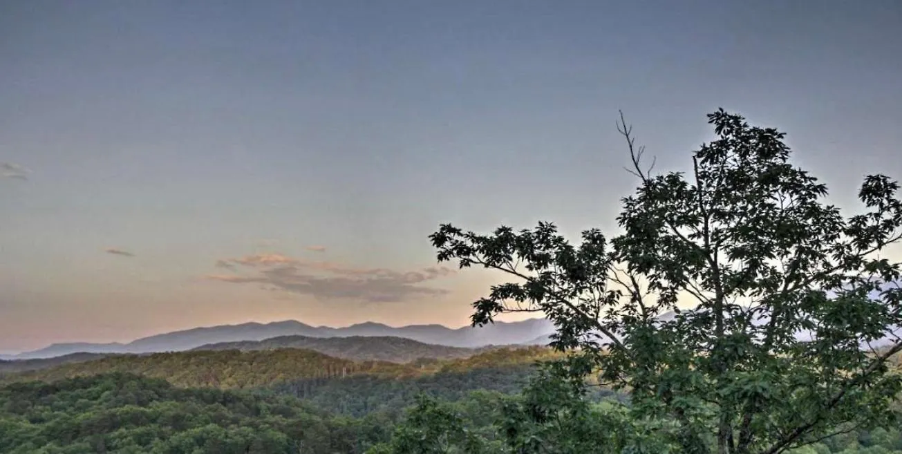 Solid Ground With Yard! Holiday home Pigeon Forge