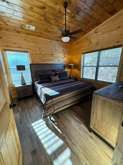 Brand New 4/4 Minutes To Dollywood W/ Hottub! *