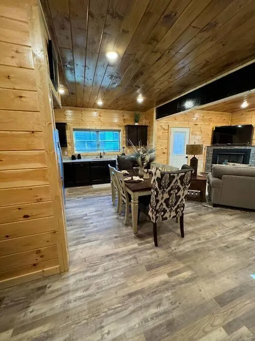 Brand New 4/4 Minutes To Dollywood W/ Hottub! Holiday home