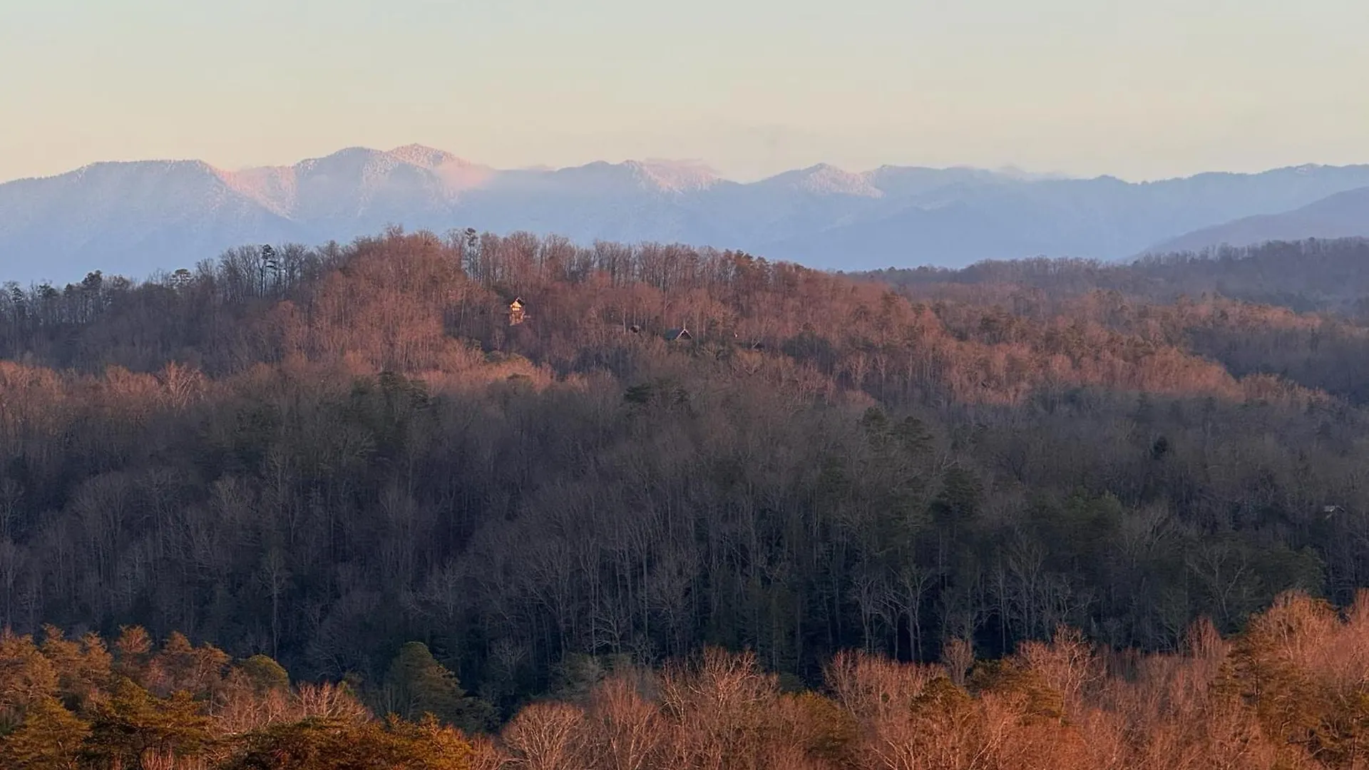 Smoky Paws - Exceptional Cabin, Stunning Mountain Views, Hot Tub, Tranquil, Gigabit Internet, Free L2 Ev Chalet Pigeon Forge