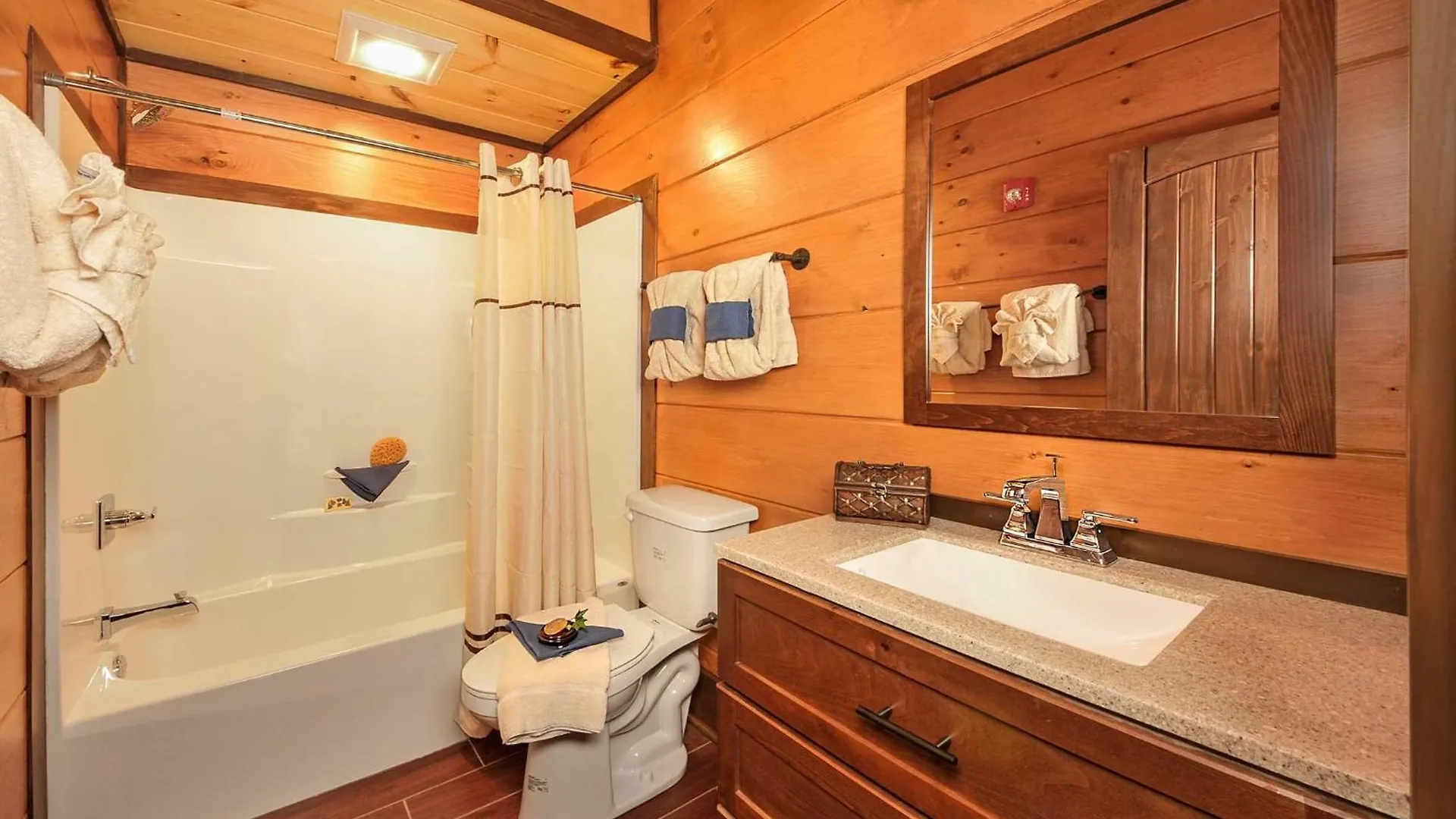 Skyview Mansion:13bdrm, 17bath, Sleeps 70, Indoor Pool, Amazing Views * Pigeon Forge