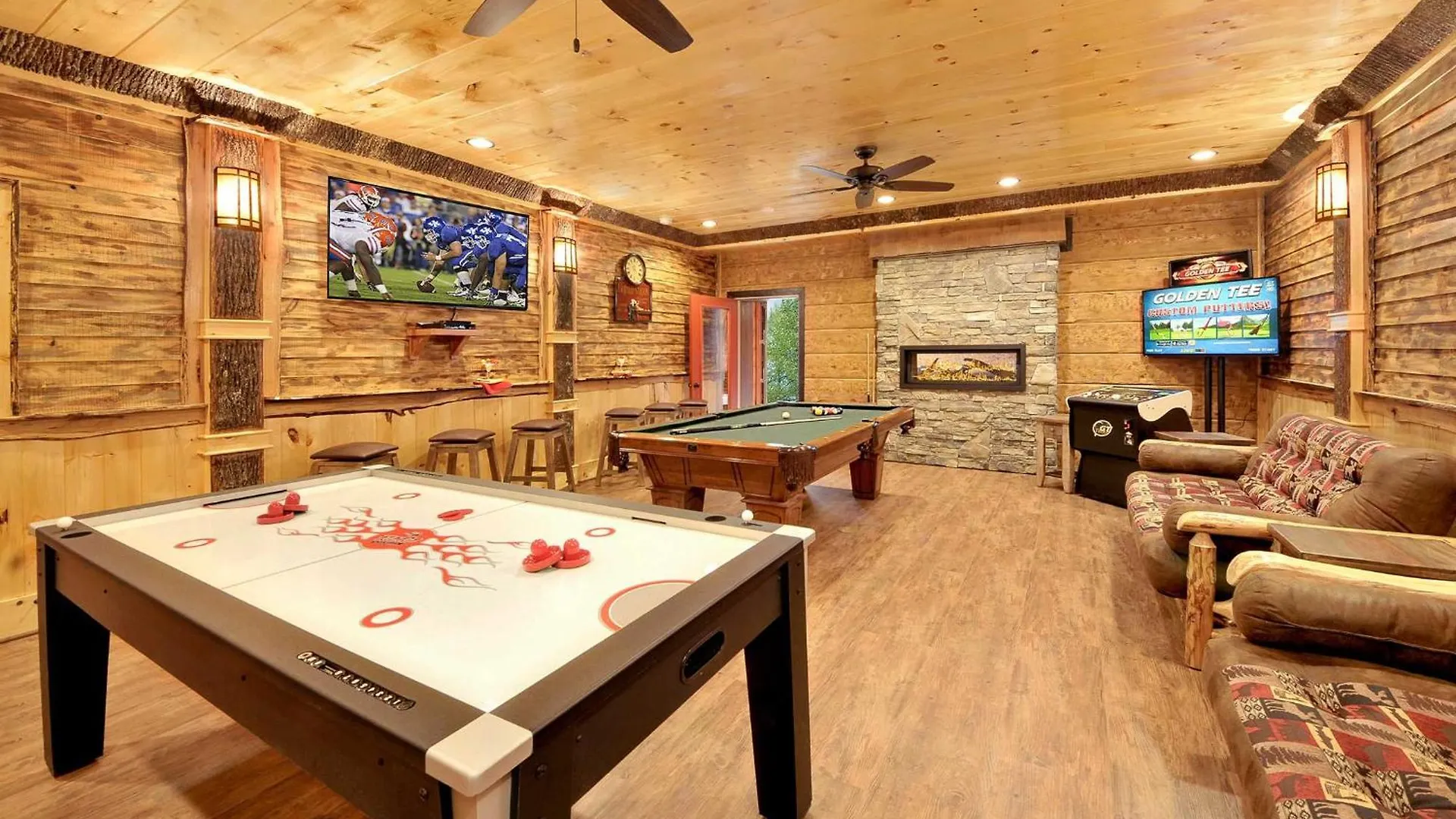 Skyview Mansion:13bdrm, 17bath, Sleeps 70, Indoor Pool, Amazing Views Villa Pigeon Forge