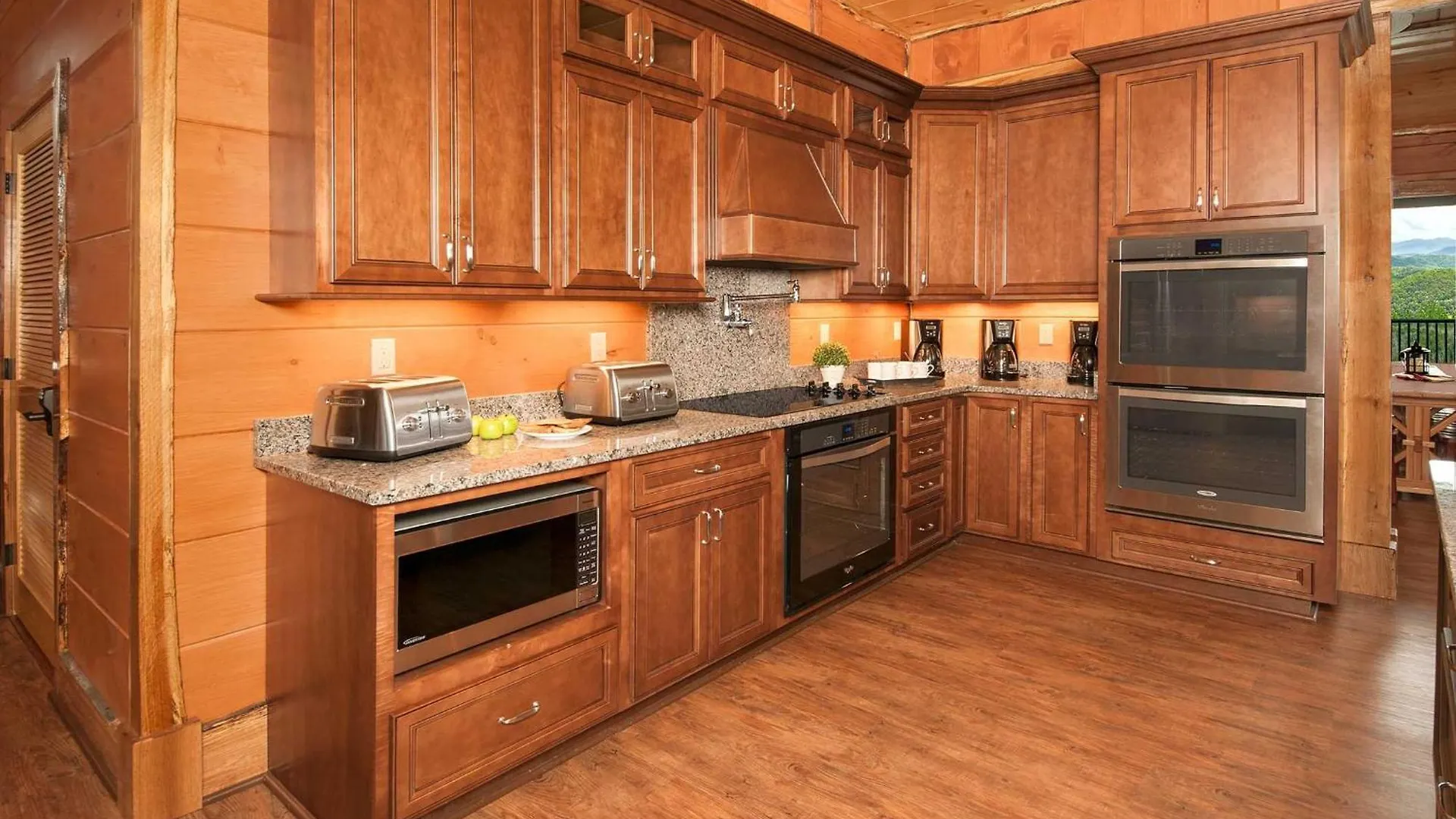 Skyview Mansion:13bdrm, 17bath, Sleeps 70, Indoor Pool, Amazing Views *