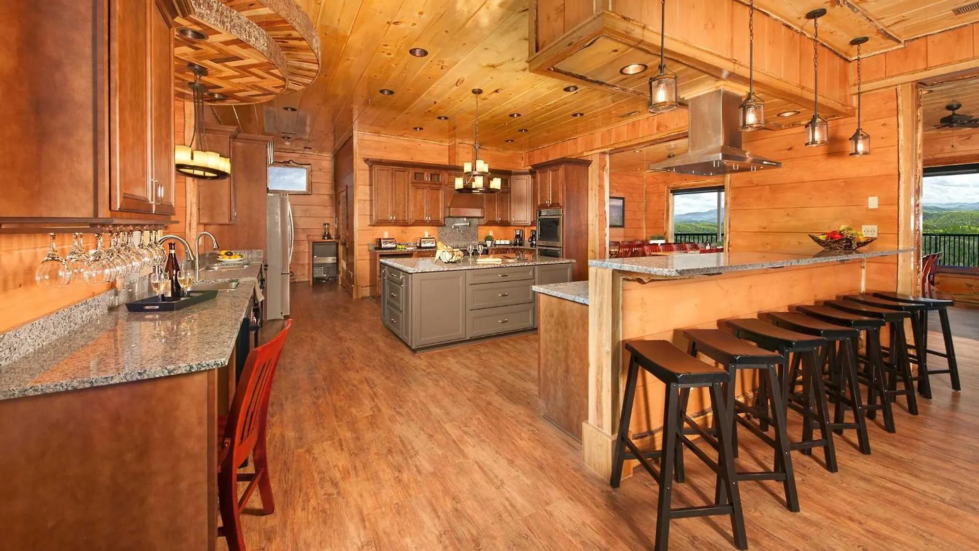 Skyview Mansion:13bdrm, 17bath, Sleeps 70, Indoor Pool, Amazing Views Villa