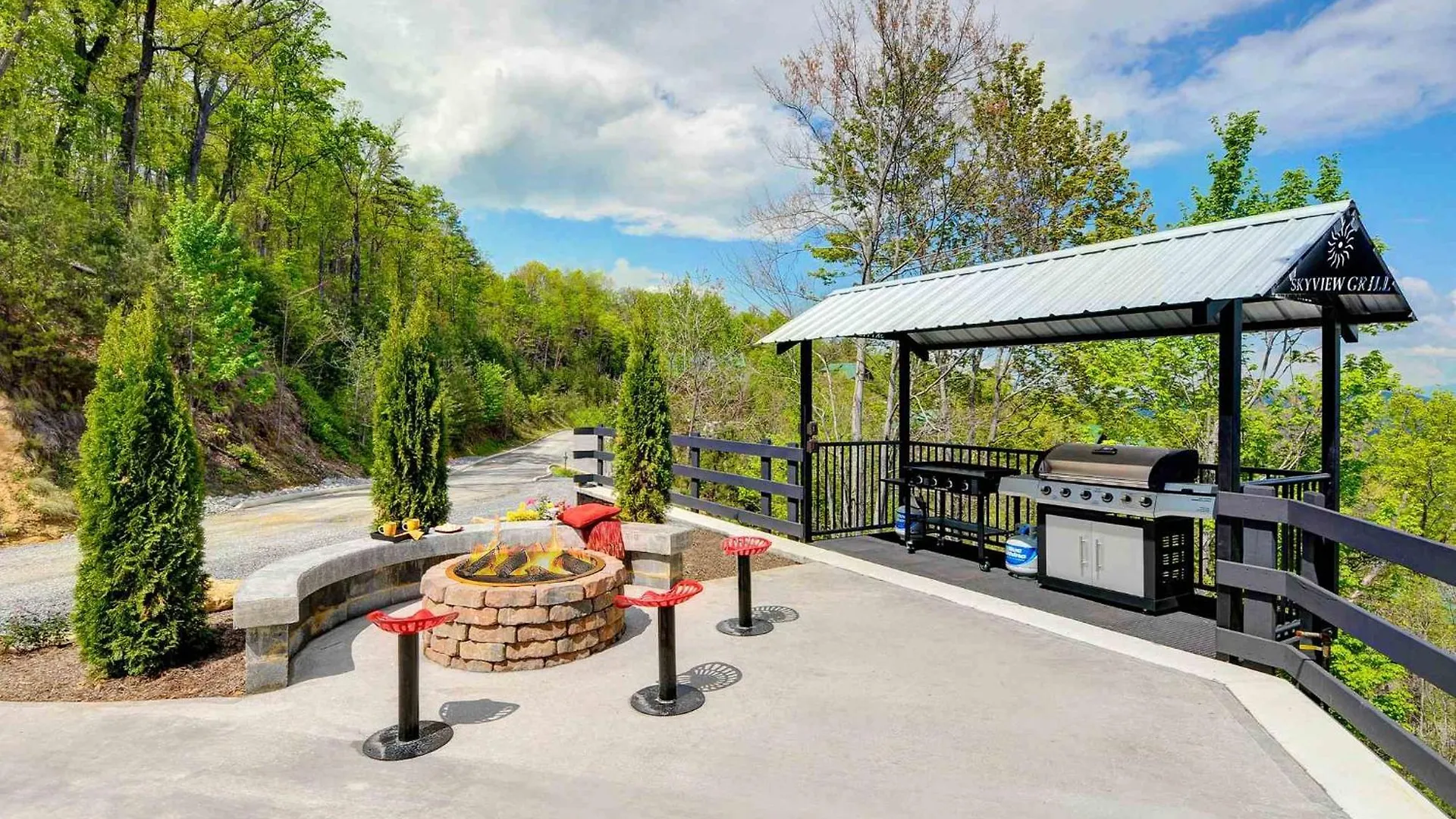 Villa Skyview Mansion:13bdrm, 17bath, Sleeps 70, Indoor Pool, Amazing Views Pigeon Forge