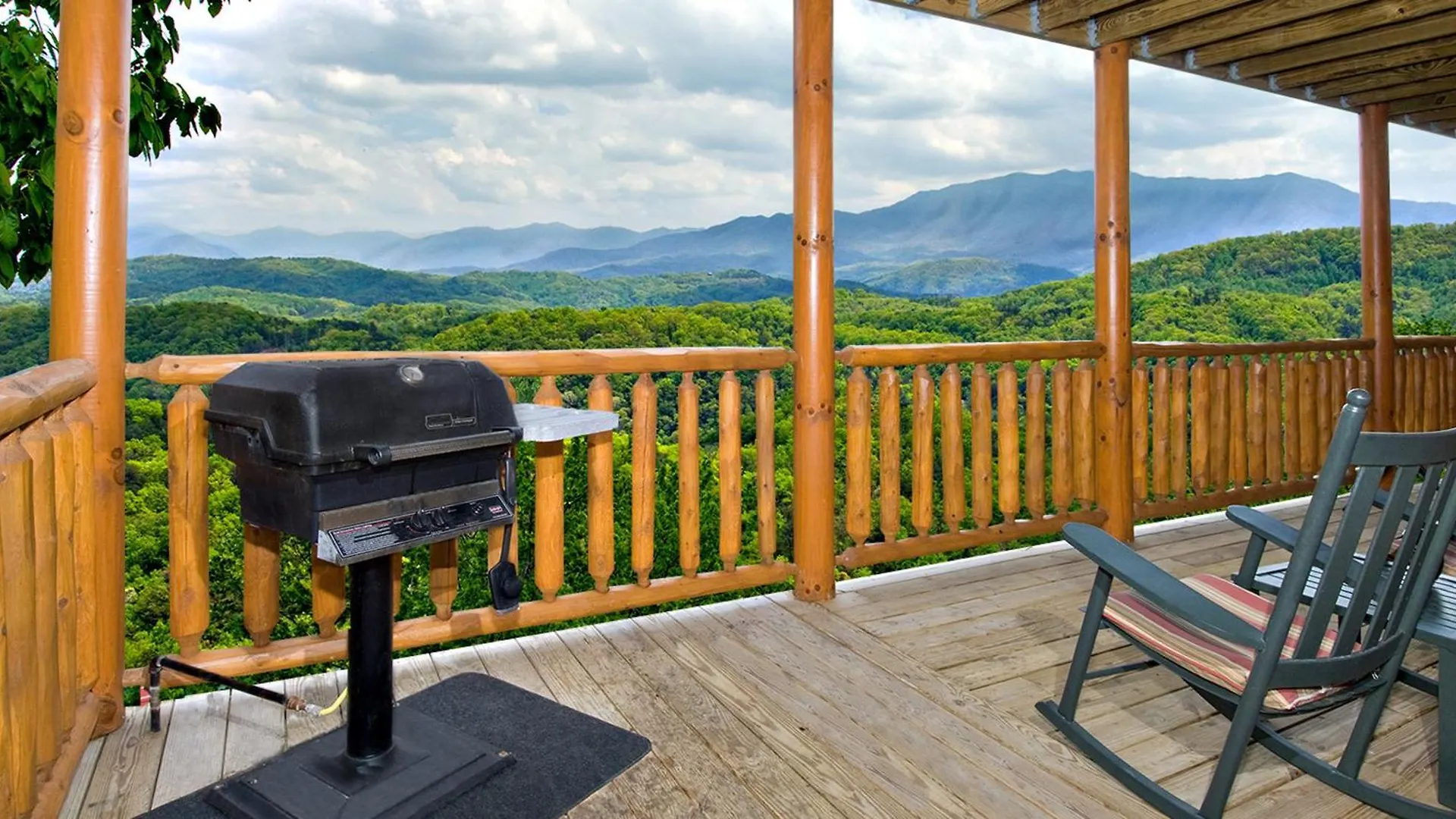 Bashful Bear: 6bdrm 6bath, Specials, Free Tickets, Elevator, Amazing View, Hot Tub, Gameroom Villa Pigeon Forge