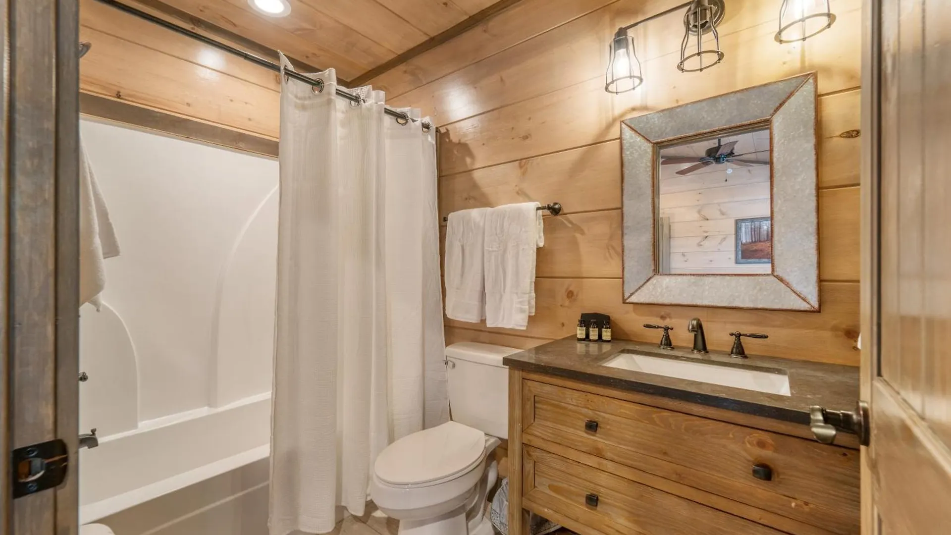 Holiday home Wanderer By Avantstay Sleeps 26 A Custom Smokies Pigeon Forge
