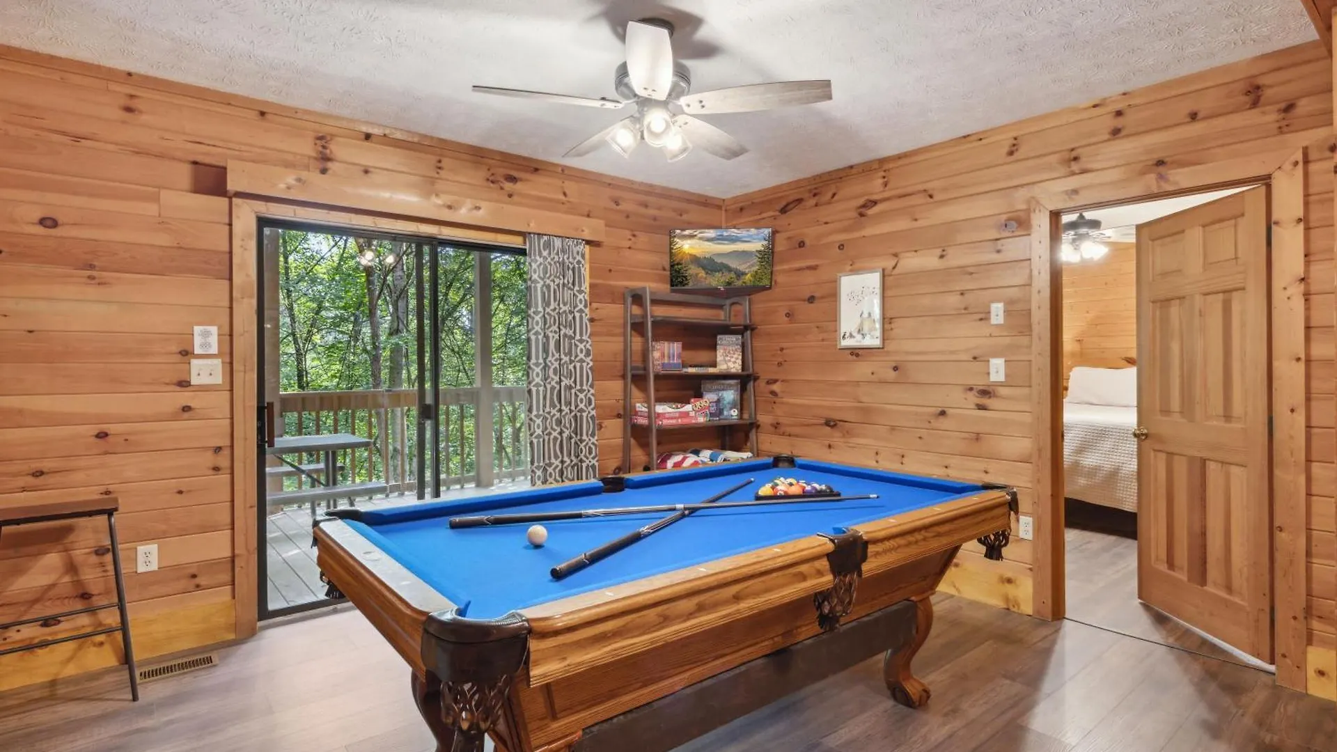 Chalet 1 Min To The Parkway Spacious W 3 And Extra Bedroom! *