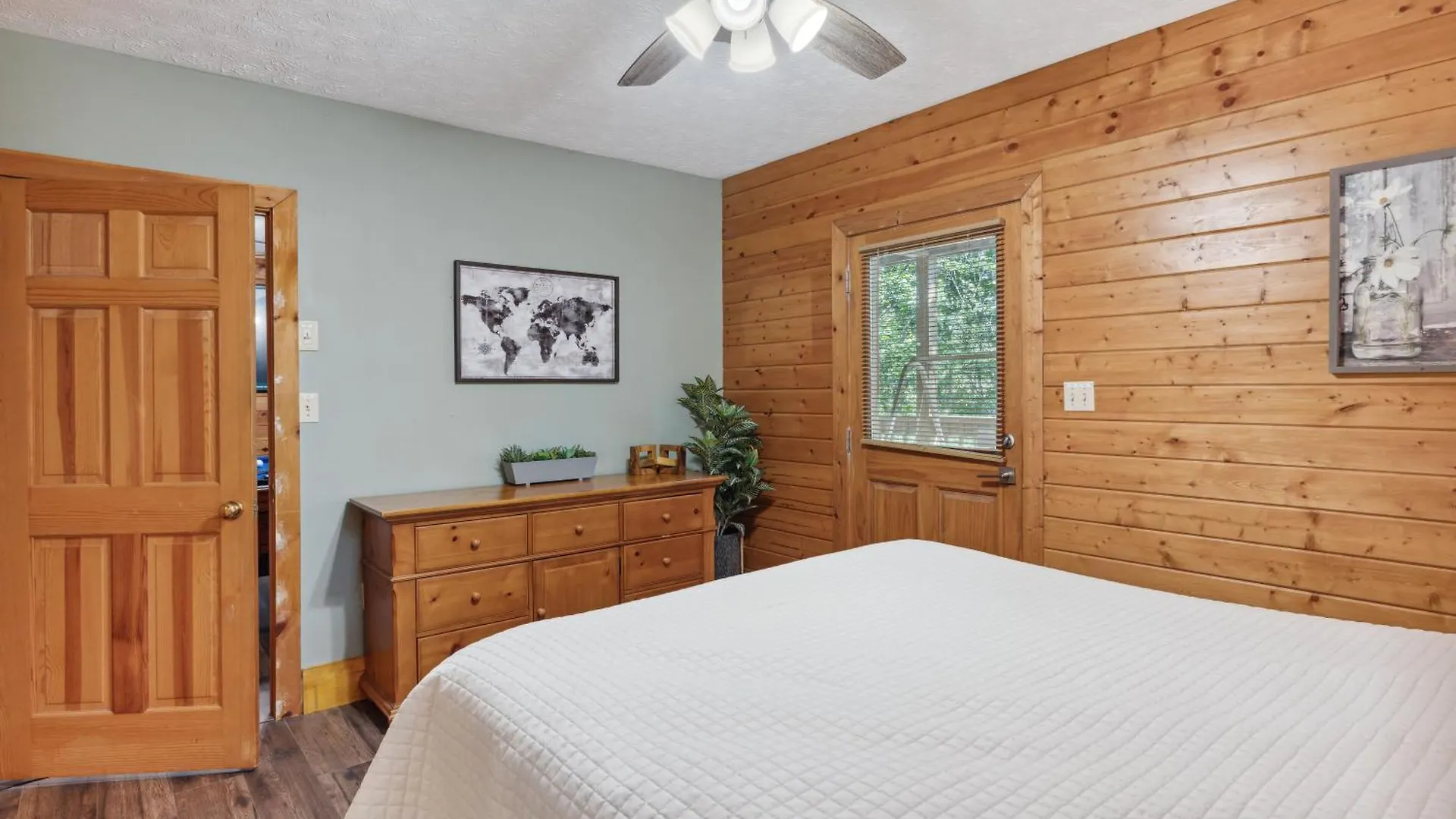 1 Min To The Parkway Spacious W 3 And Extra Bedroom! *