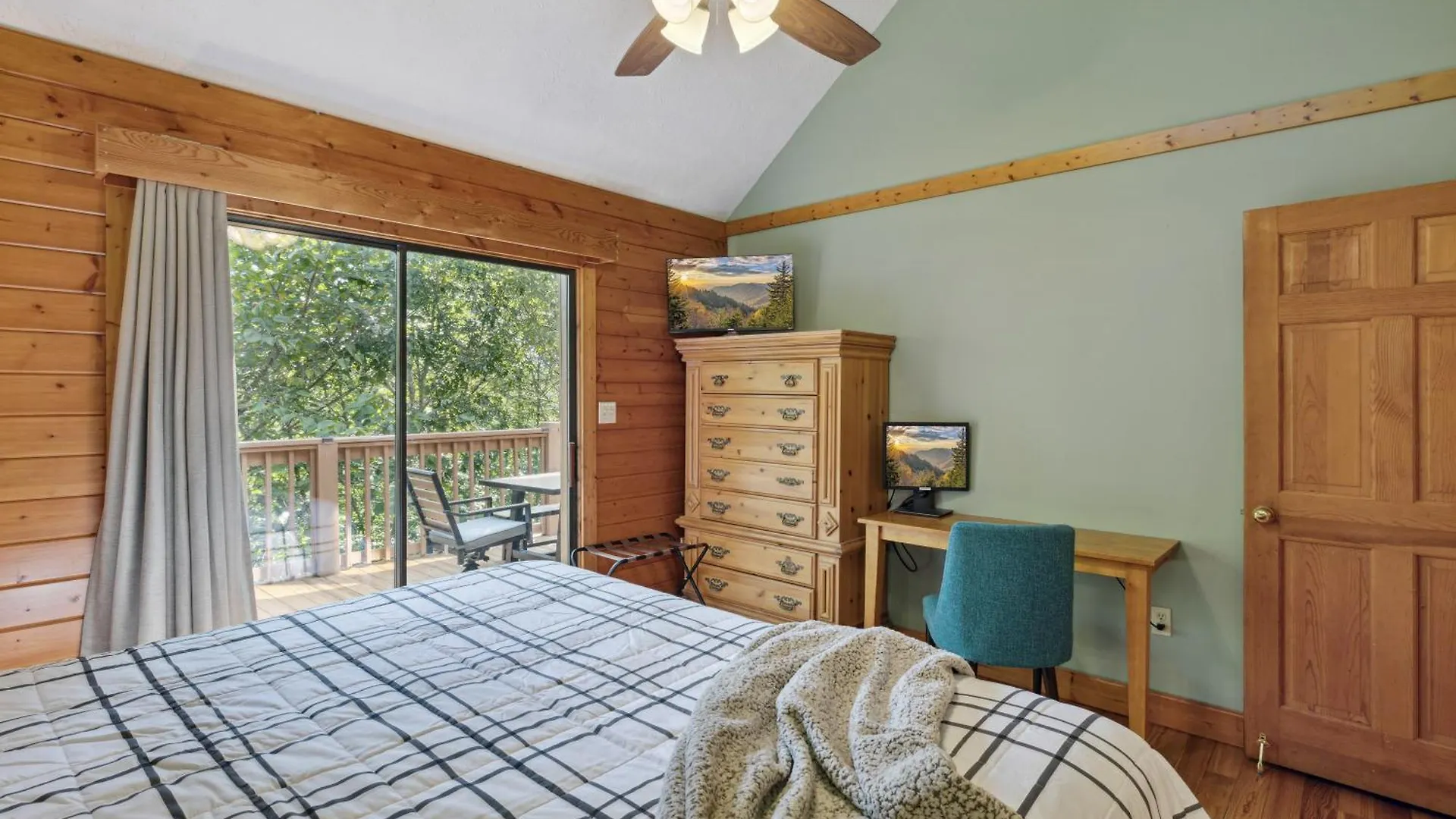 1 Min To The Parkway Spacious W 3 And Extra Bedroom! Chalet *