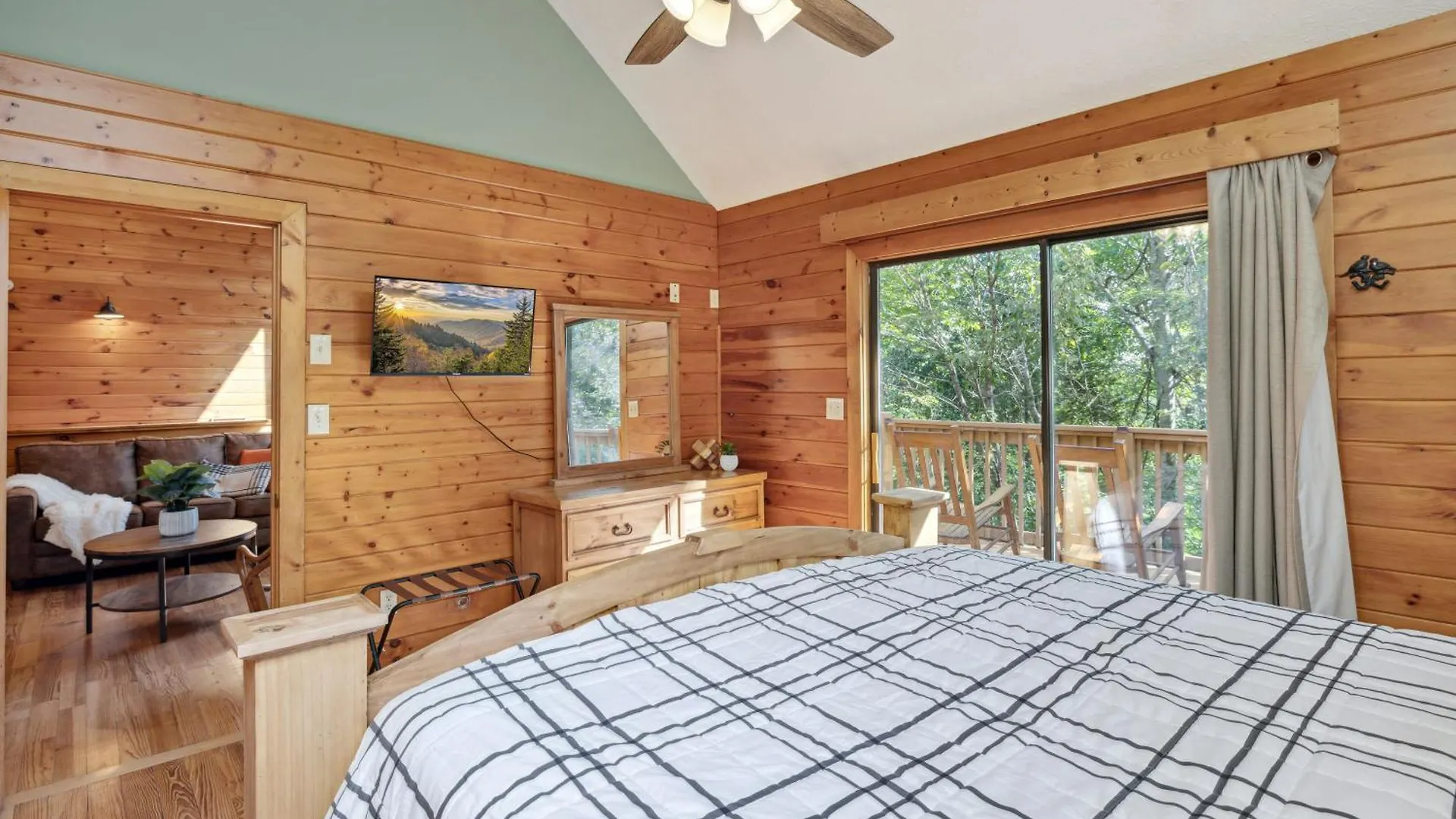 Chalet 1 Min To The Parkway Spacious W 3 And Extra Bedroom! *