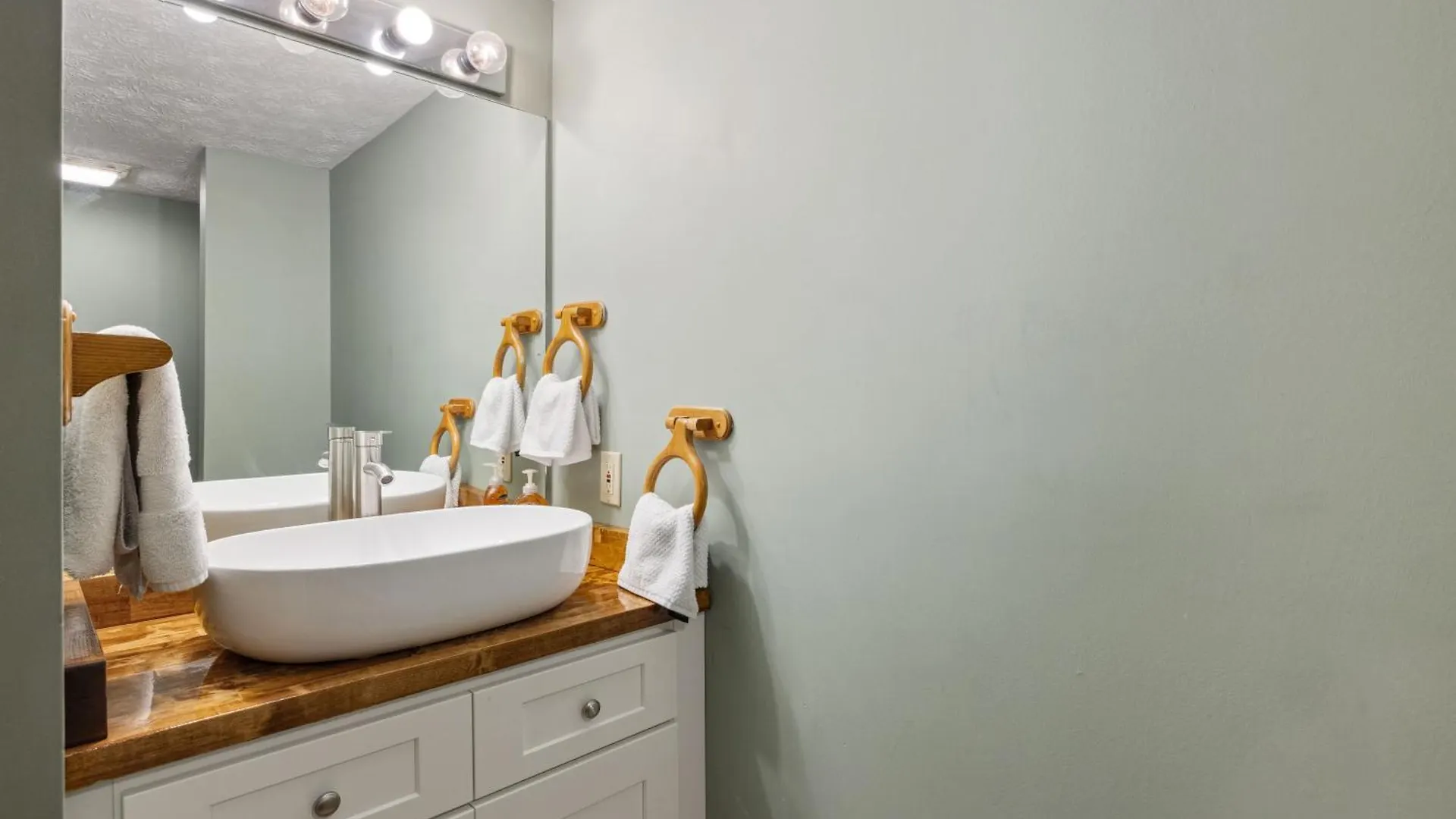 1 Min To The Parkway Spacious W 3 And Extra Bedroom!