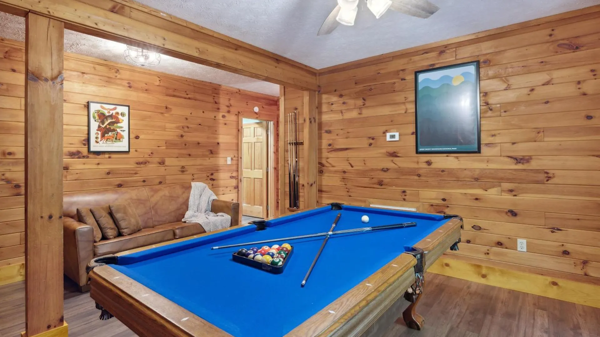 Chalet 1 Min To The Parkway Spacious W 3 And Extra Bedroom!