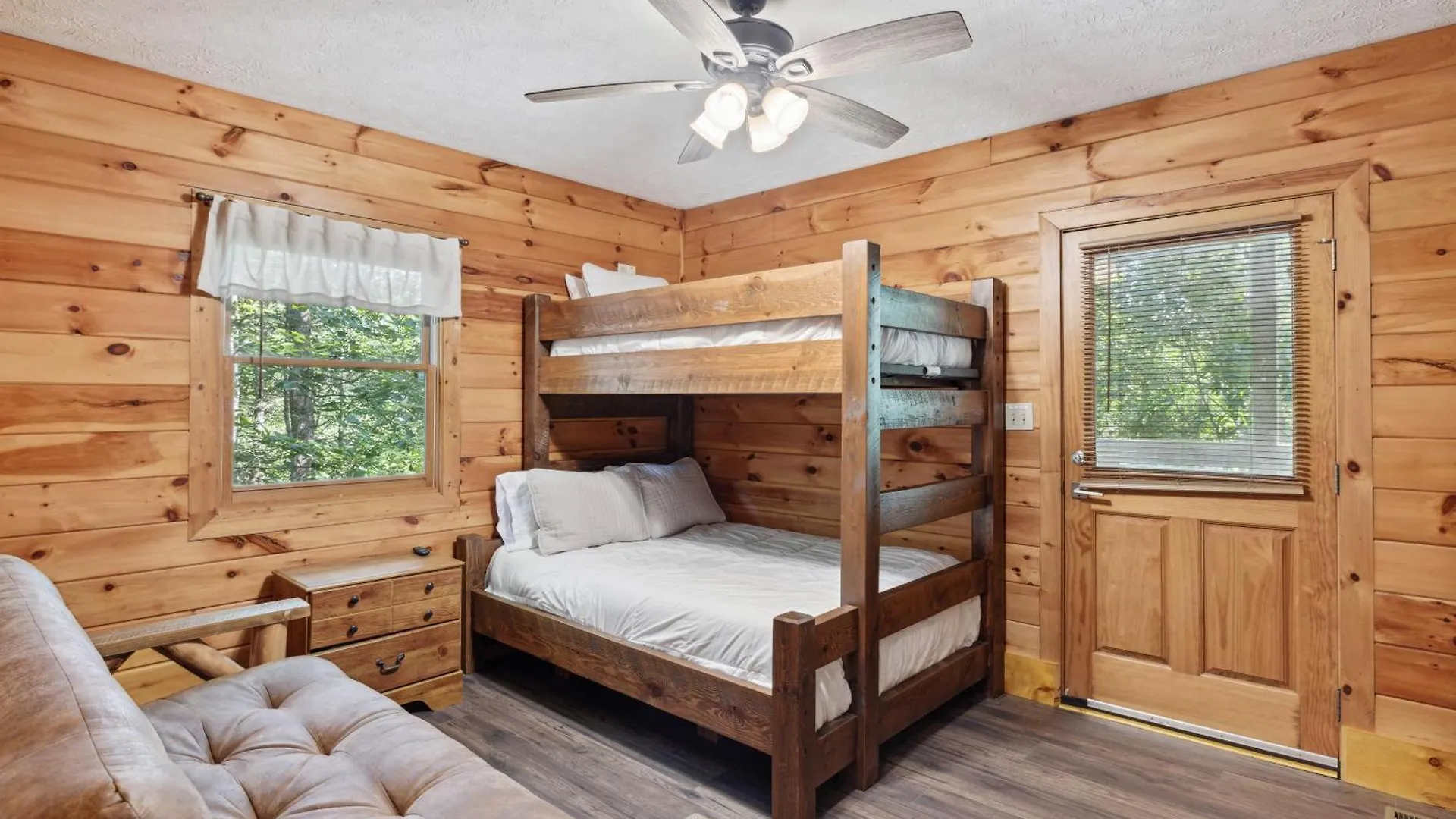 1 Min To The Parkway Spacious W 3 And Extra Bedroom!
