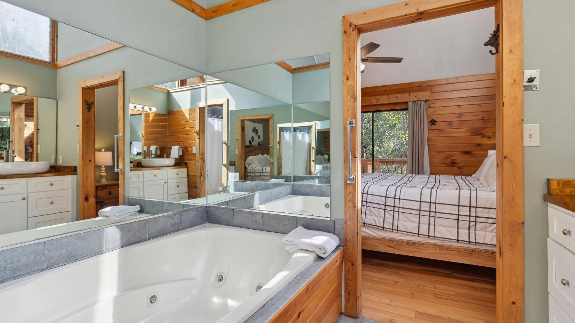 Chalet 1 Min To The Parkway Spacious W 3 And Extra Bedroom! Pigeon Forge