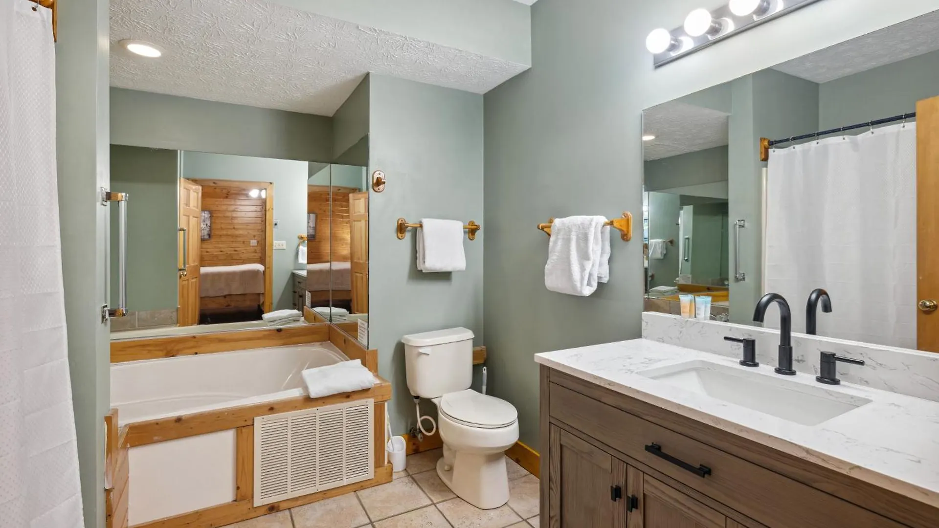 1 Min To The Parkway Spacious W 3 And Extra Bedroom! *