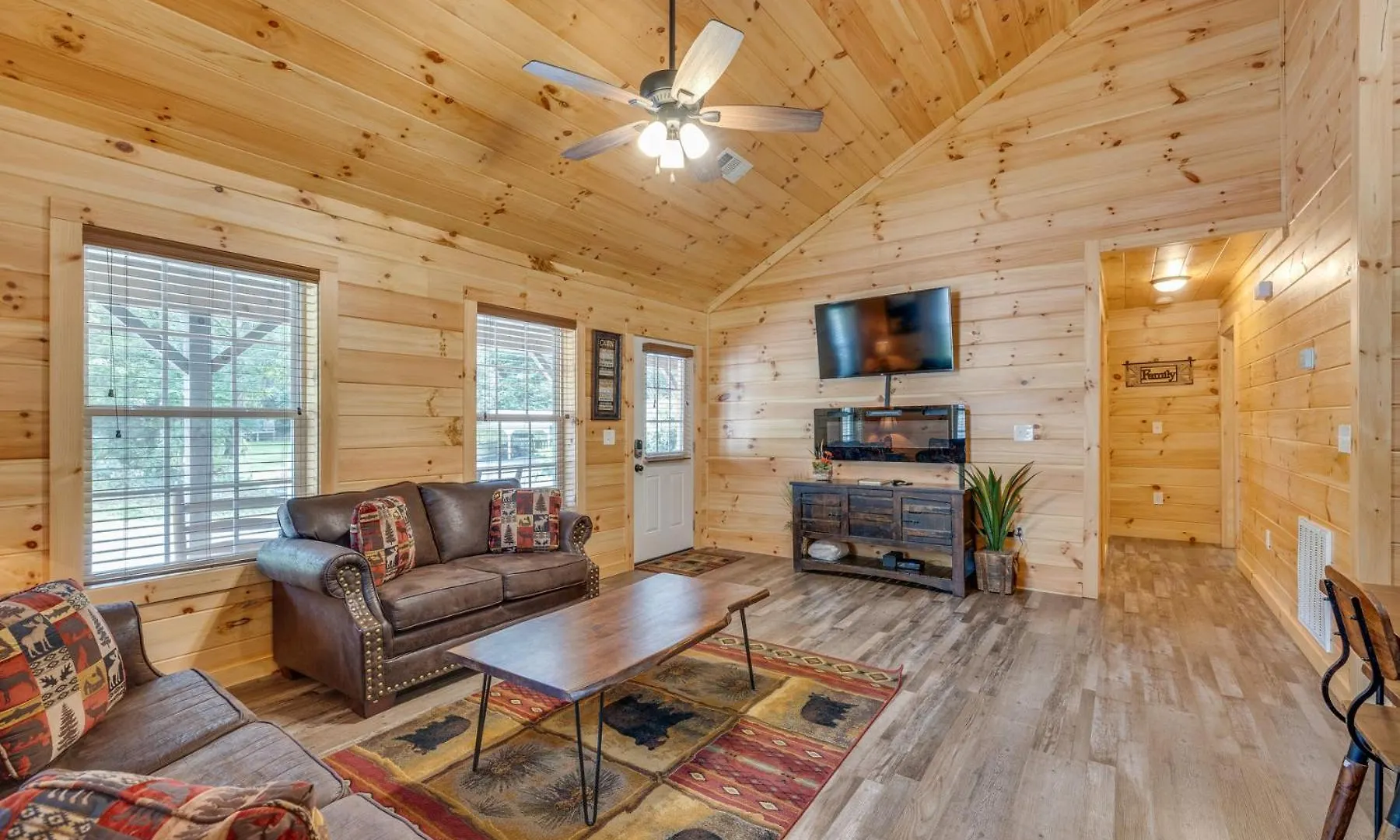 Bear Clubhouse Hot Tub, 1mile From The Parkway, 900 In Free Tickets! Holiday home Pigeon Forge