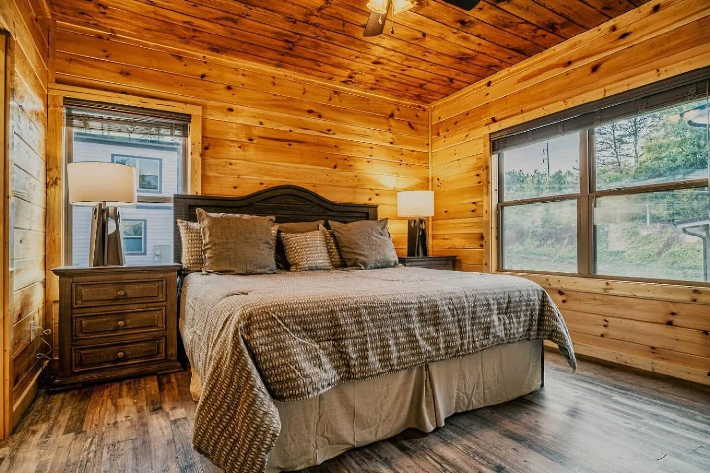 Brand New 4/4 Minutes To Dollywood! Hot Tub! Holiday home
