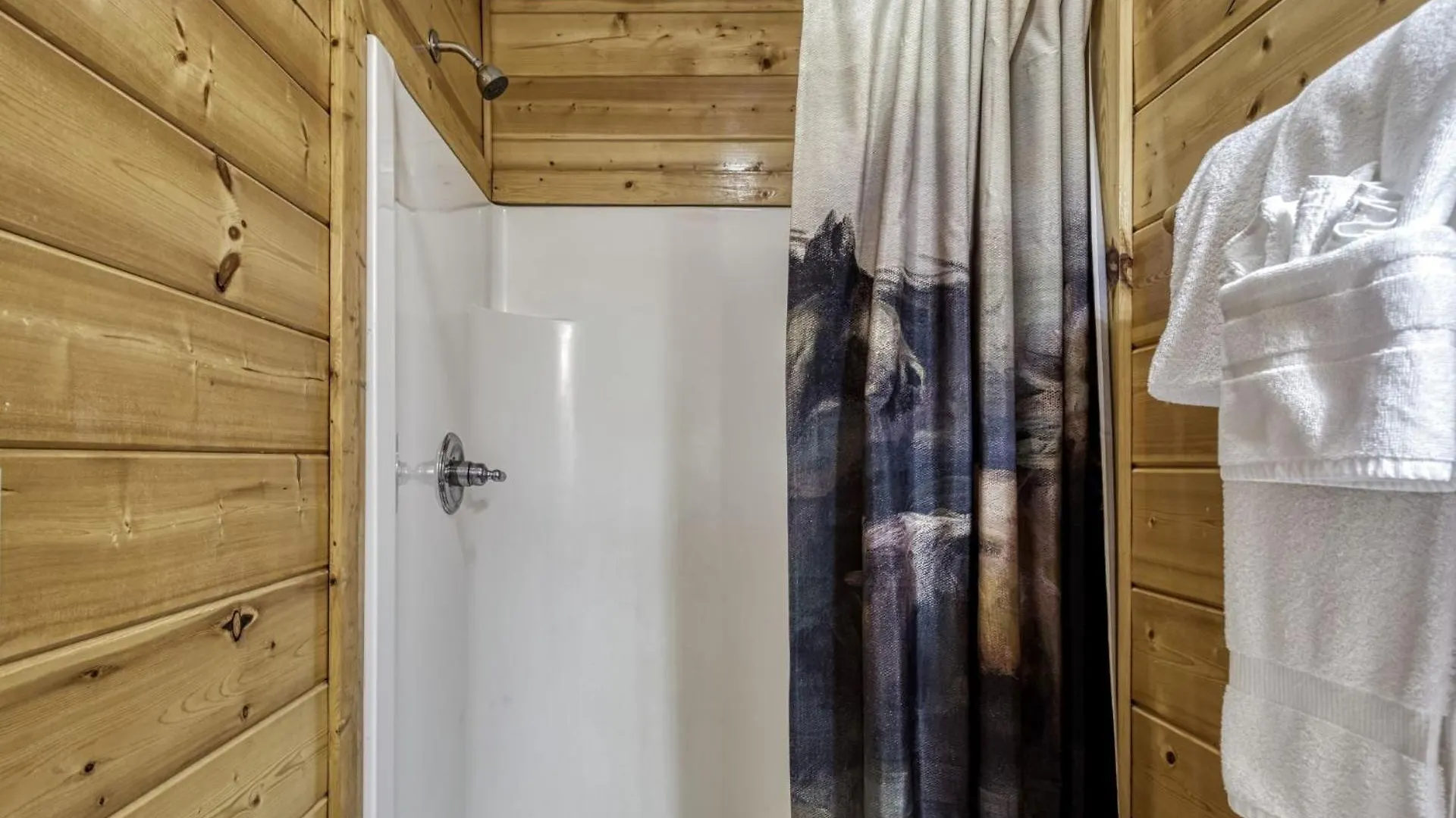 Ern858 - Eagles On High - Great Location! Close To The Action! Holiday home