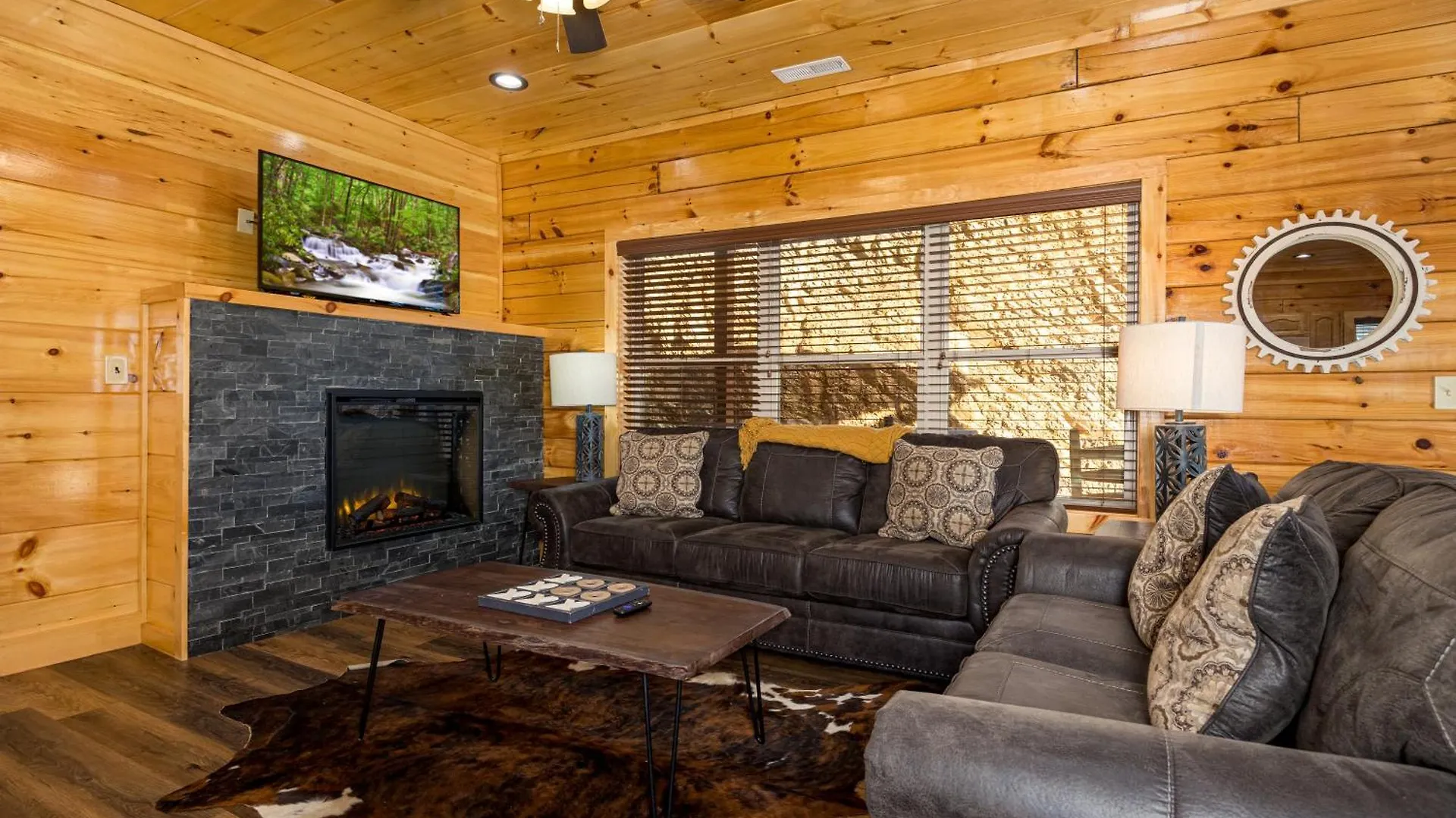 Mountain Haven: Dual Hot Tubs & Entertainment Hub
