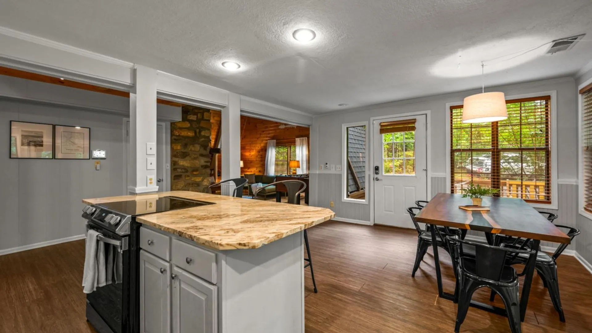 Sugar Bear With Hot Tub And Fire Pit Holiday home