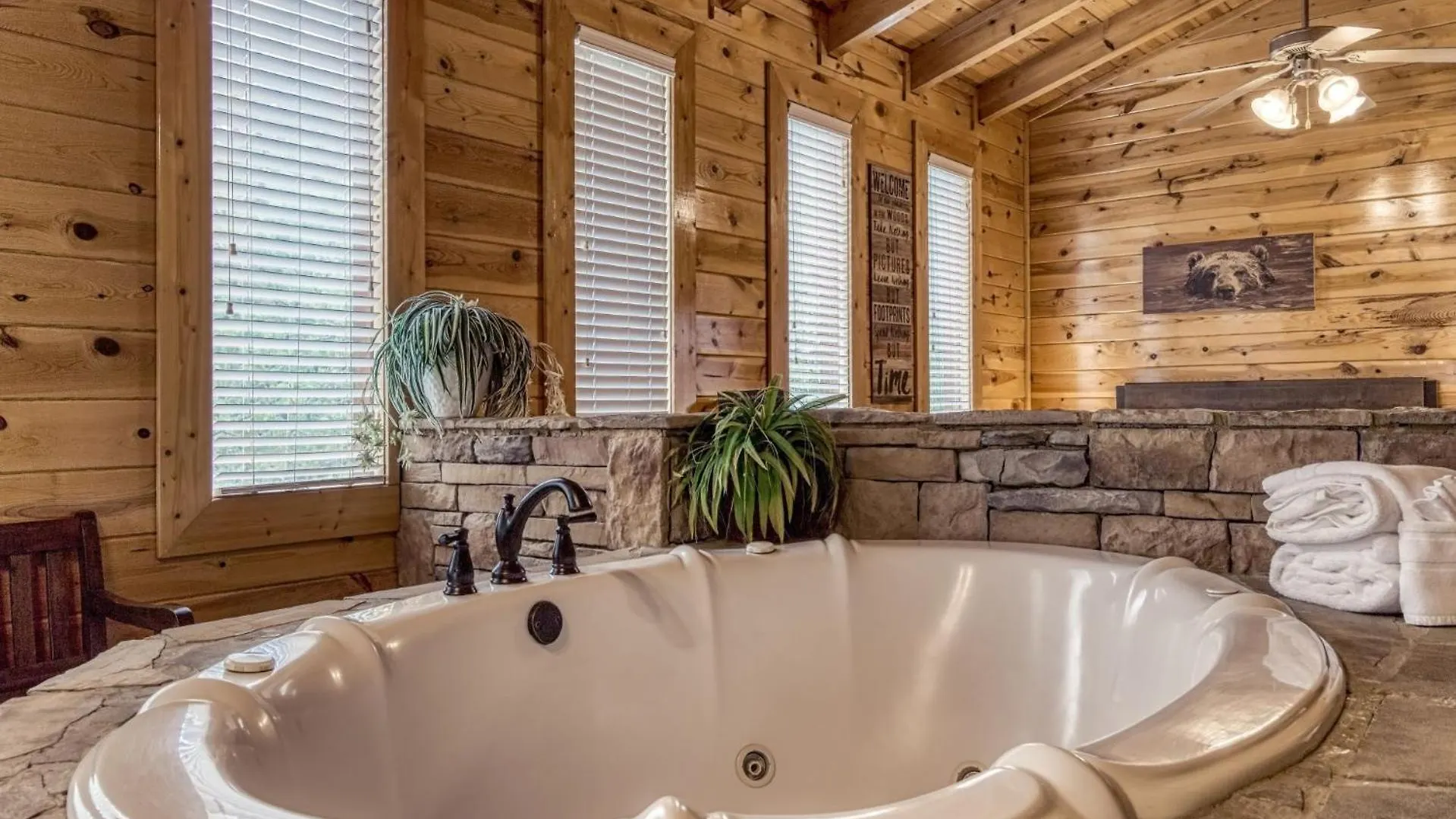 Holiday home Ern834 - Lakeside Getaway - Great Location! Close To The Action! Pigeon Forge