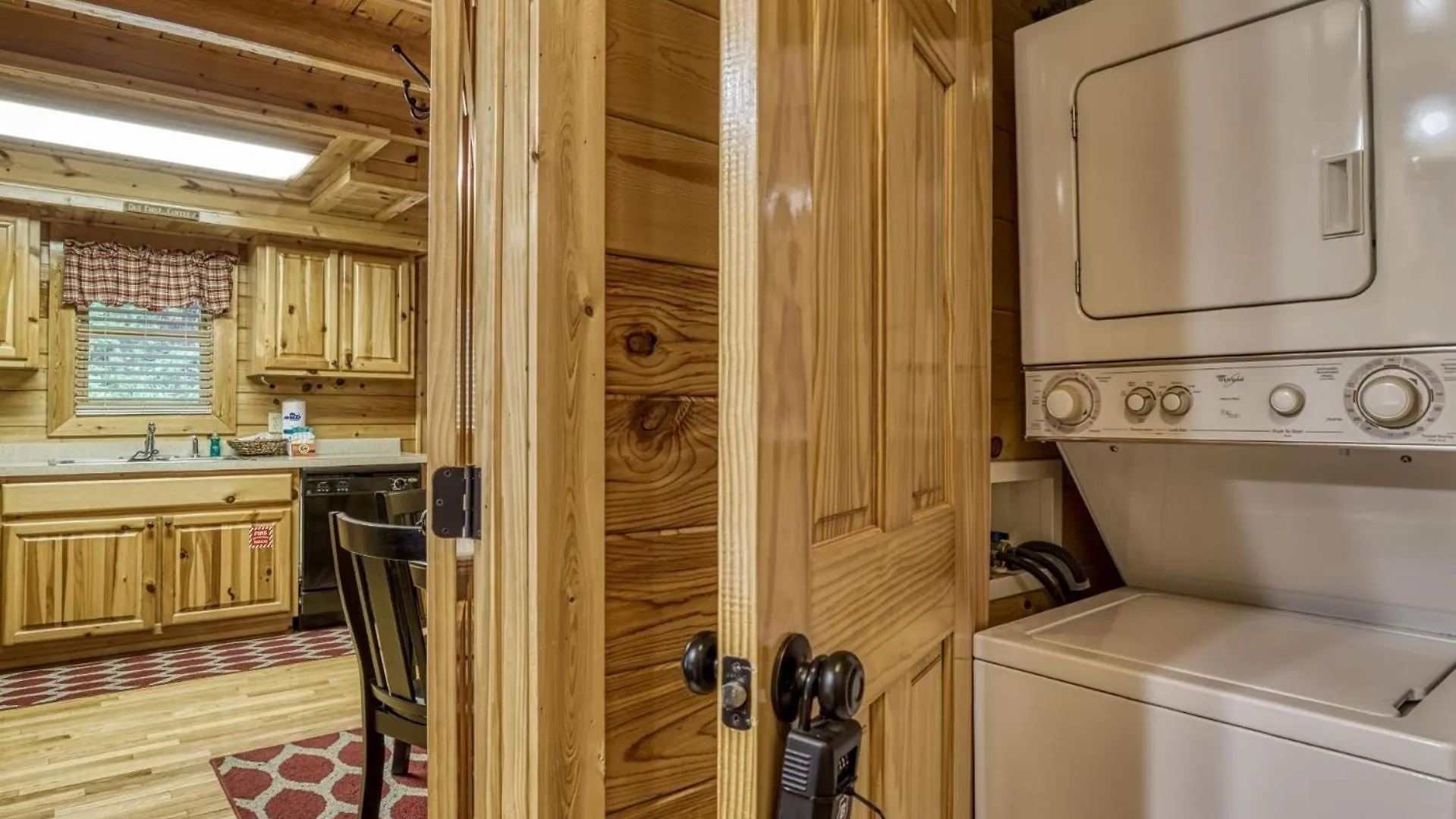 Ern834 - Lakeside Getaway - Great Location! Close To The Action! Holiday home
