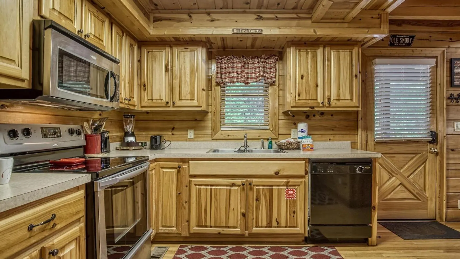 Ern834 - Lakeside Getaway - Great Location! Close To The Action!