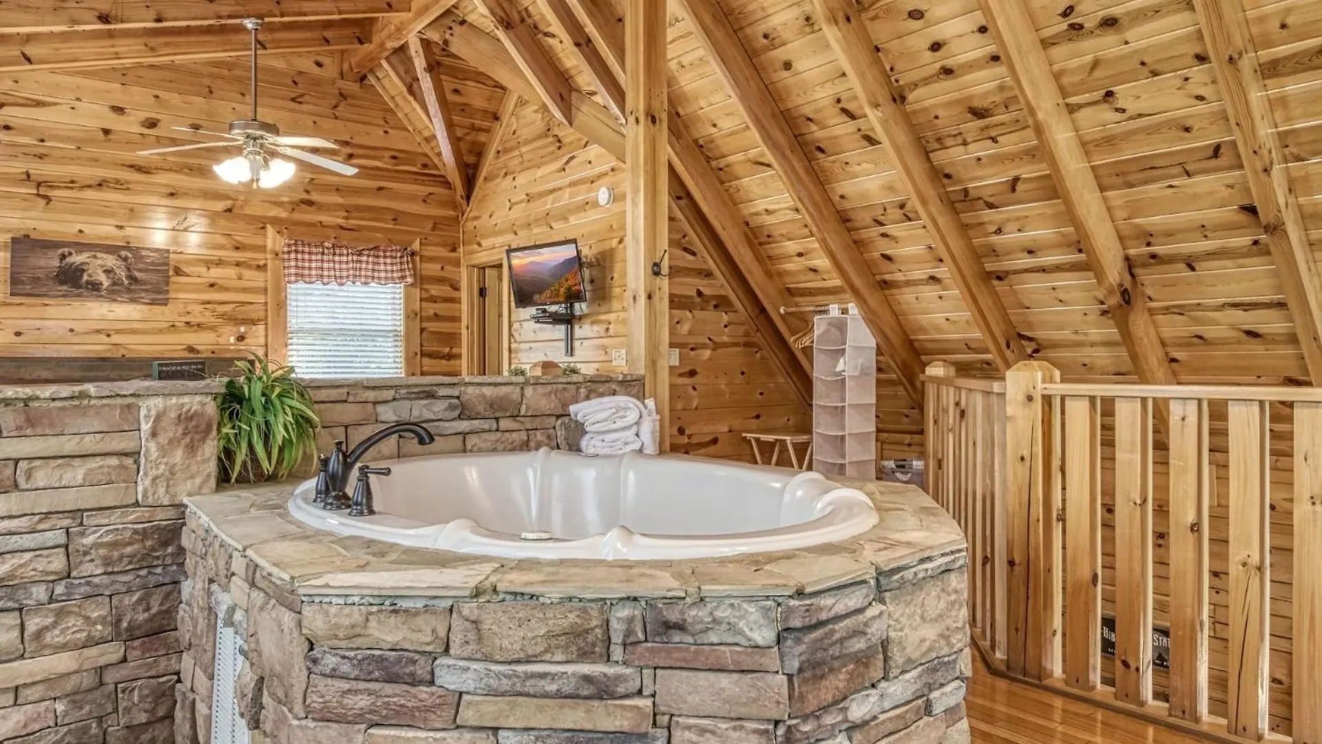Ern834 - Lakeside Getaway - Great Location! Close To The Action!