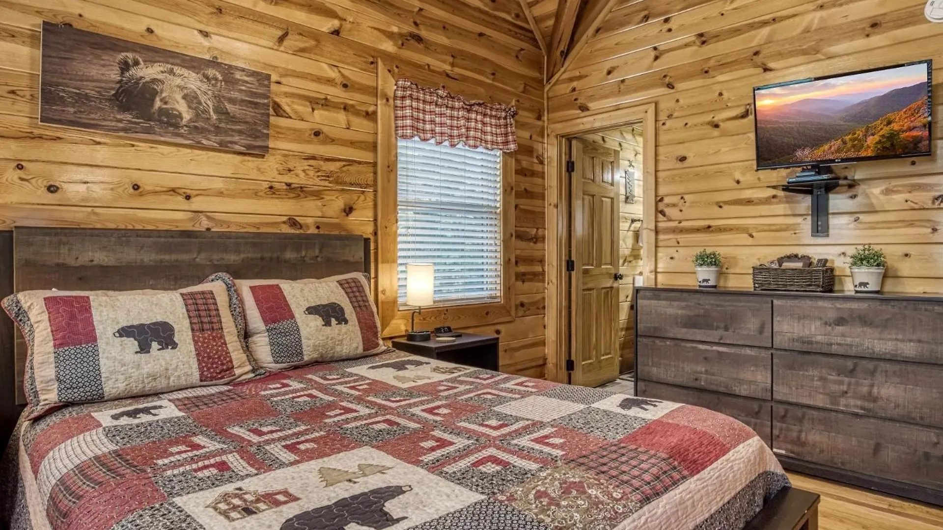 Ern834 - Lakeside Getaway - Great Location! Close To The Action!