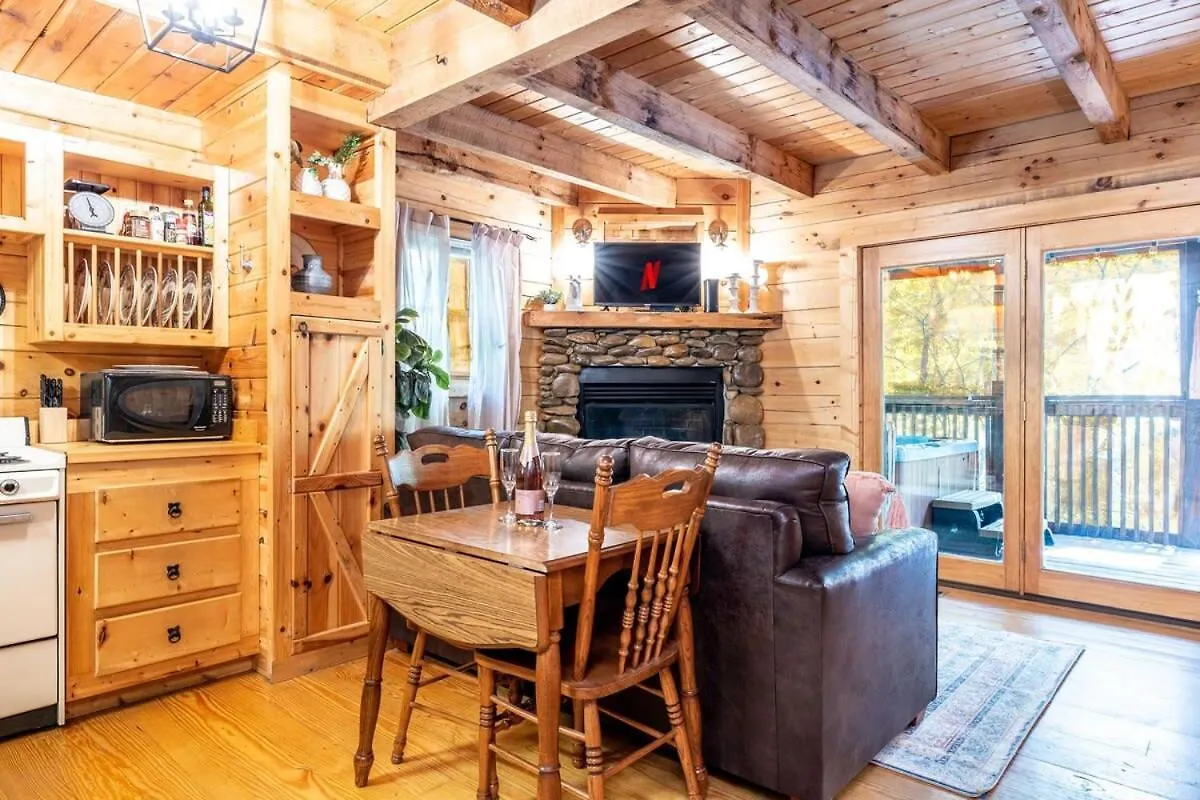 Quaint & Secluded Near Dollywood With Bbq&hot Tub 度假居