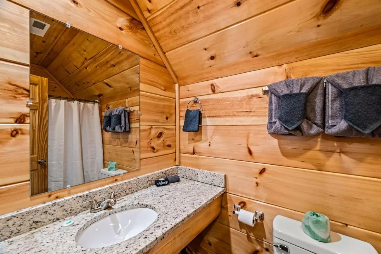Tennessee Escape 2 Hot Tubs, 3 Decks And Pool Table Holiday home Pigeon Forge