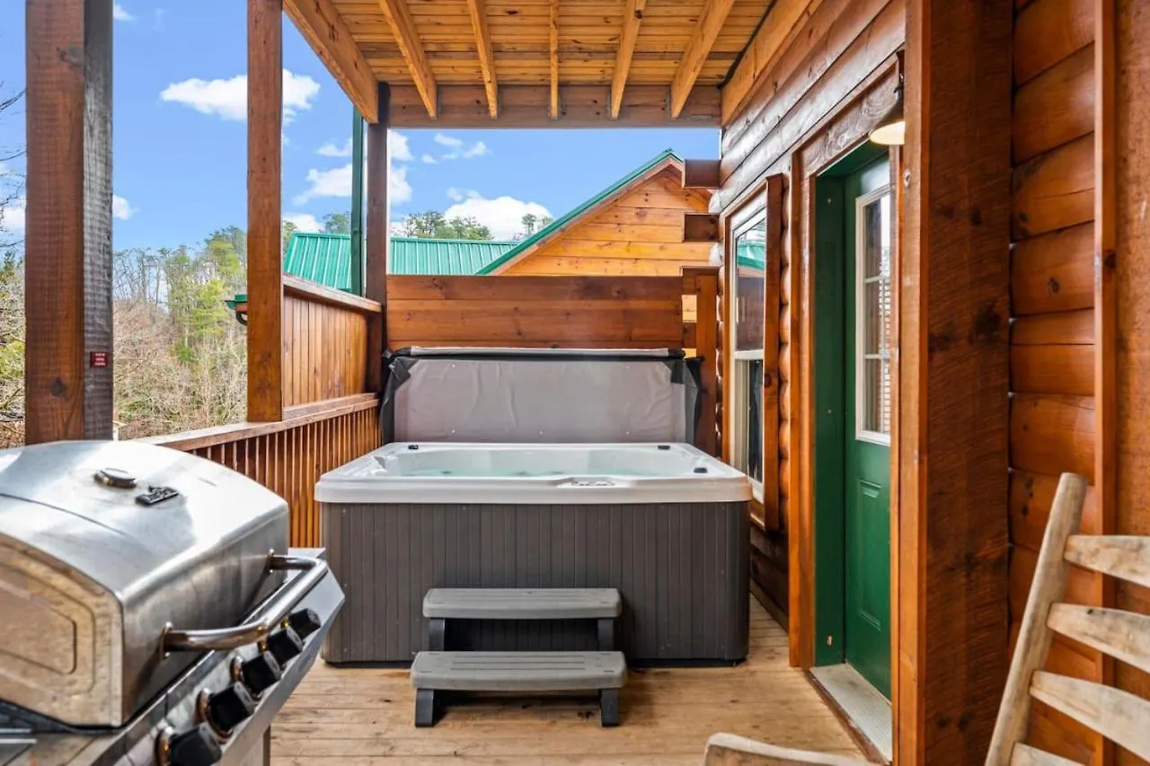 Tennessee Escape 2 Hot Tubs, 3 Decks And Pool Table Pigeon Forge