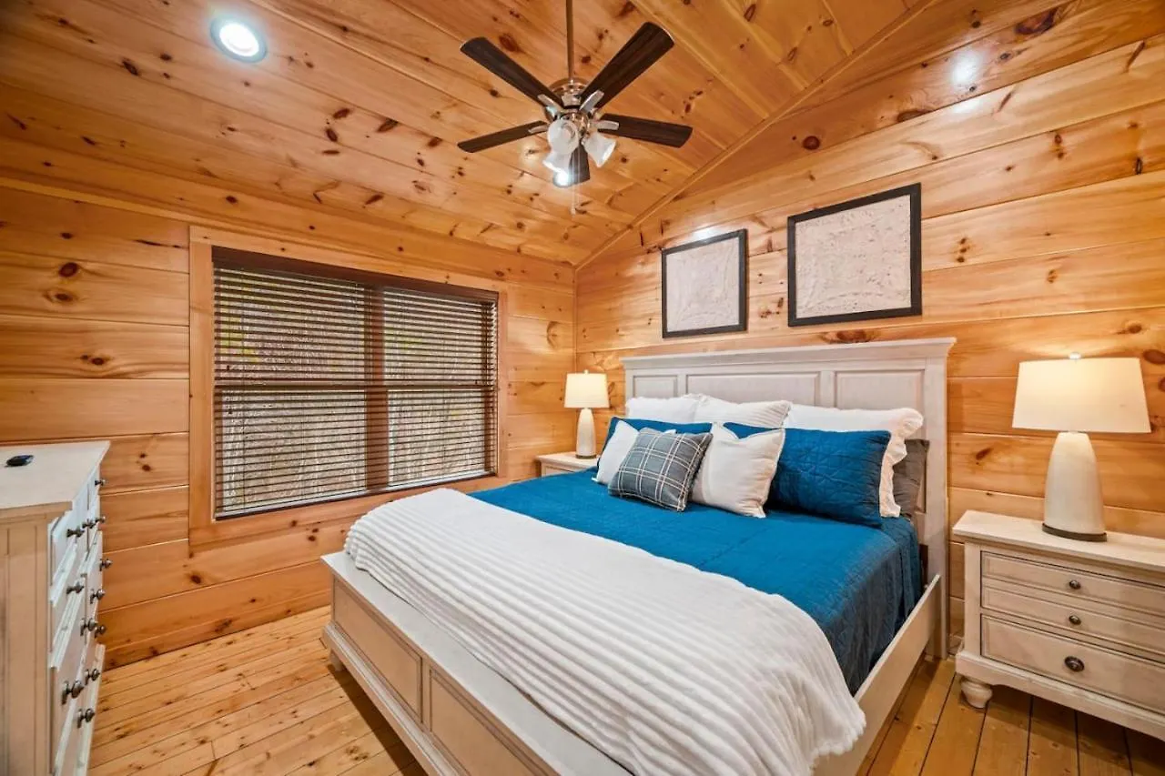 Tennessee Escape 2 Hot Tubs, 3 Decks And Pool Table Holiday home *
