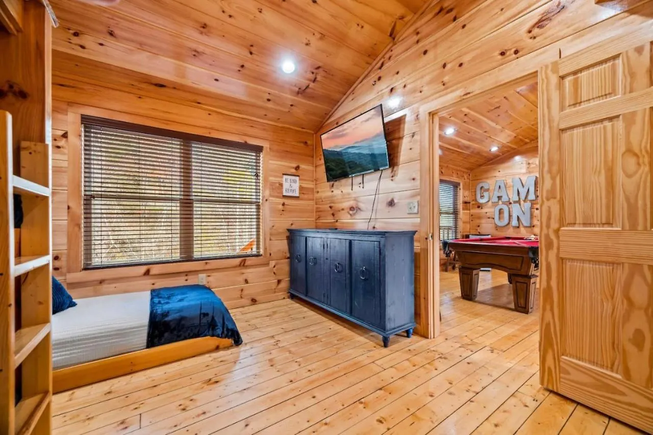 Tennessee Escape 2 Hot Tubs, 3 Decks And Pool Table * Pigeon Forge