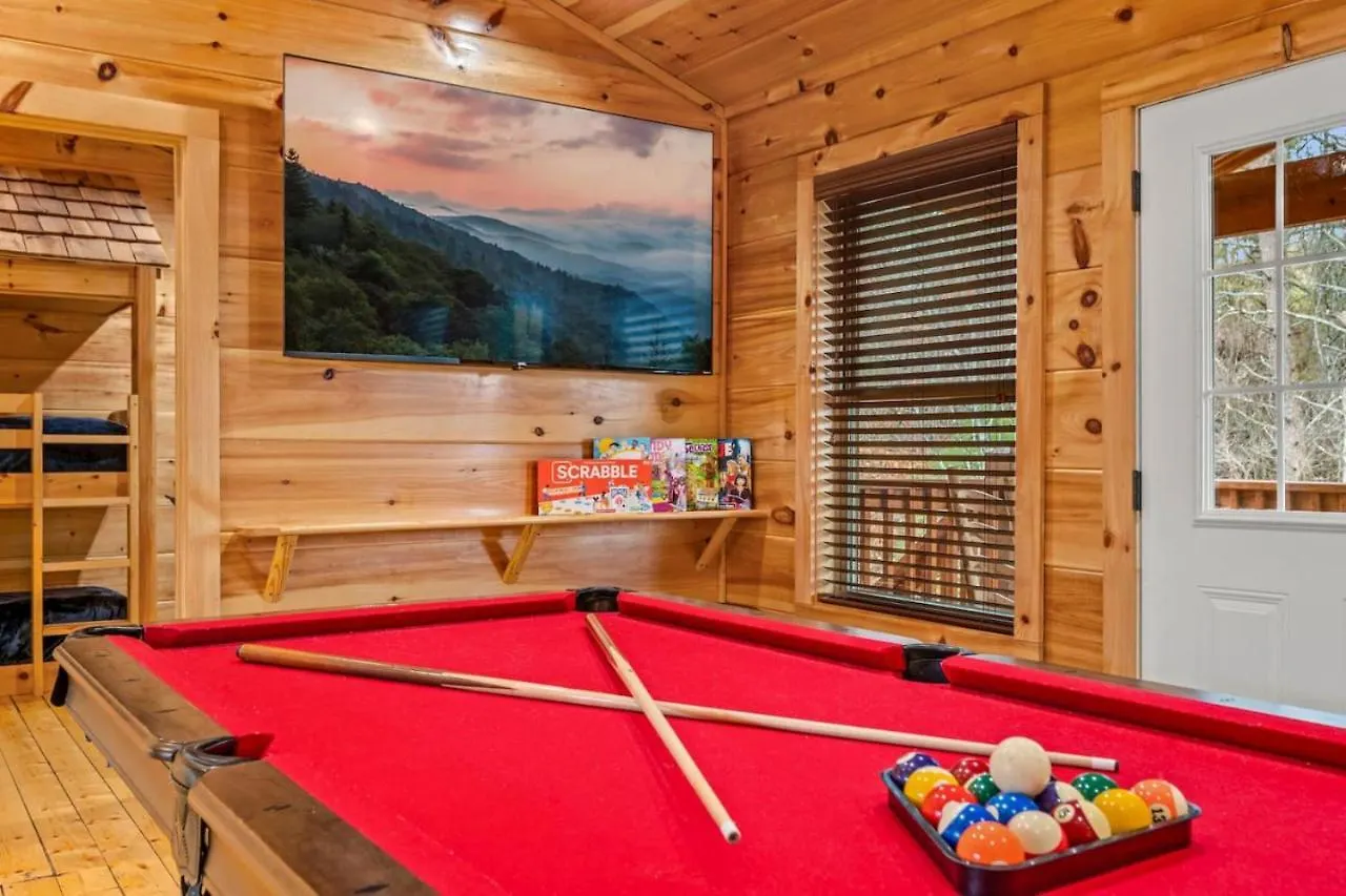 Tennessee Escape 2 Hot Tubs, 3 Decks And Pool Table Holiday home