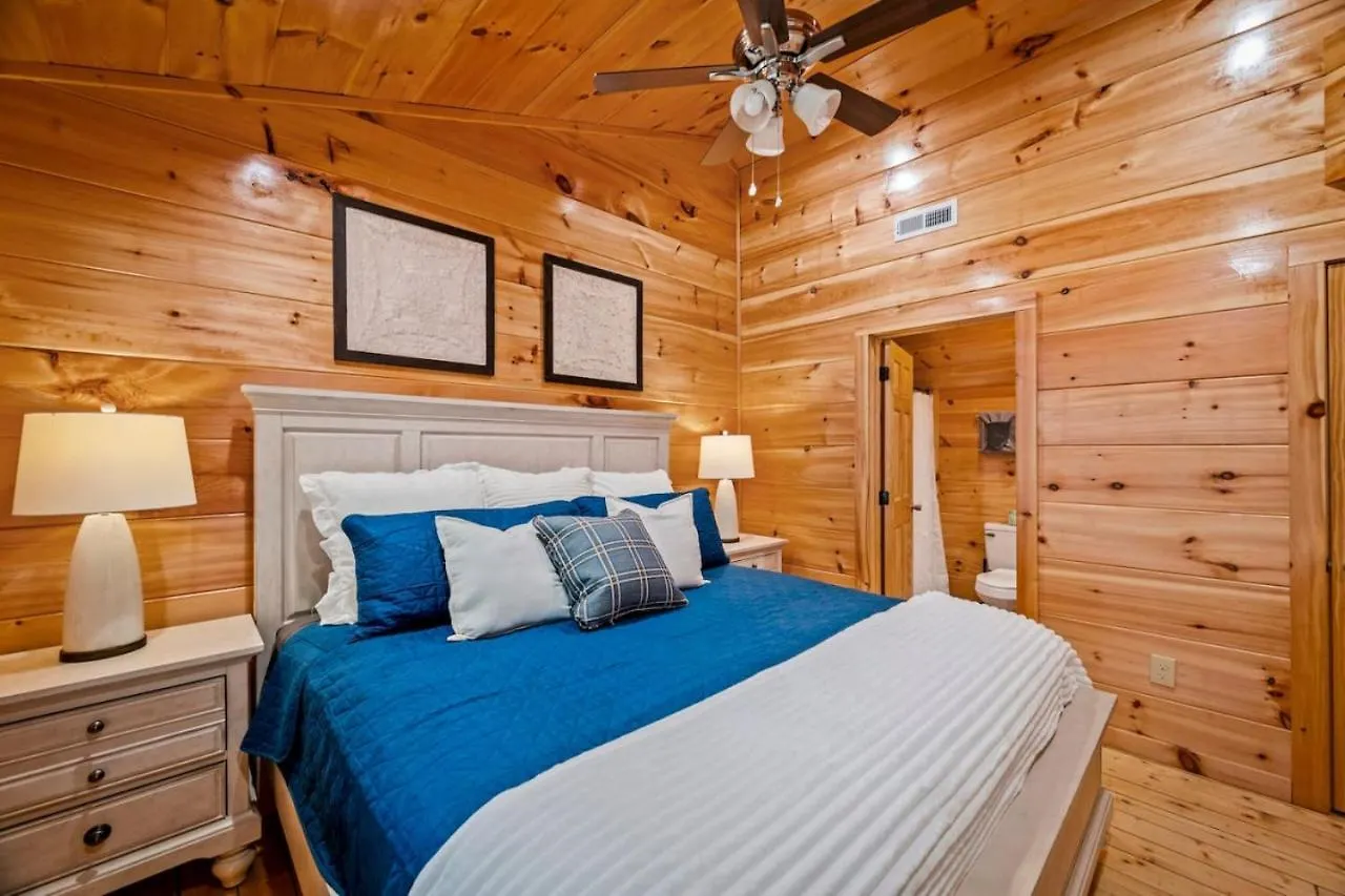 Tennessee Escape 2 Hot Tubs, 3 Decks And Pool Table * Pigeon Forge