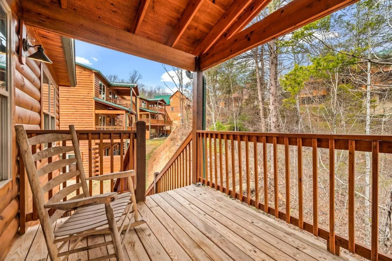 Tennessee Escape 2 Hot Tubs, 3 Decks And Pool Table Holiday home
