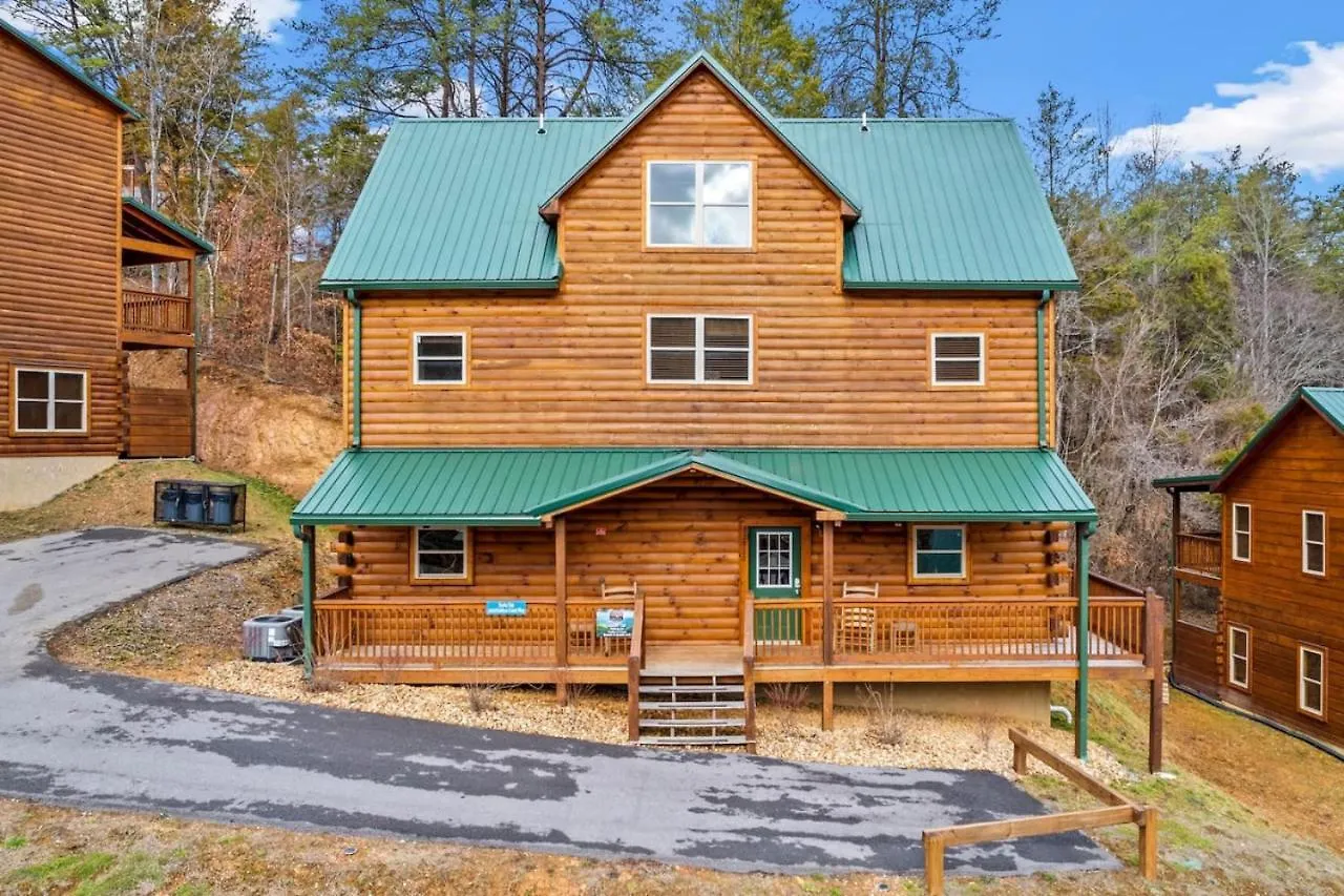 Tennessee Escape 2 Hot Tubs, 3 Decks And Pool Table Holiday home *