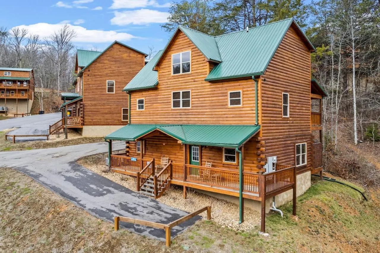 Tennessee Escape 2 Hot Tubs, 3 Decks And Pool Table Holiday home Pigeon Forge