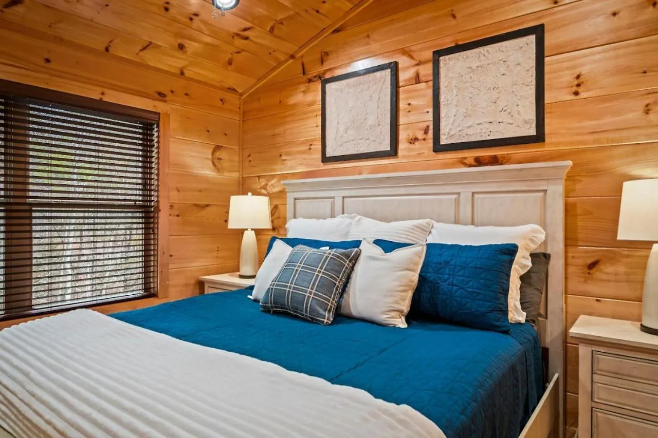 Tennessee Escape 2 Hot Tubs, 3 Decks And Pool Table Holiday home