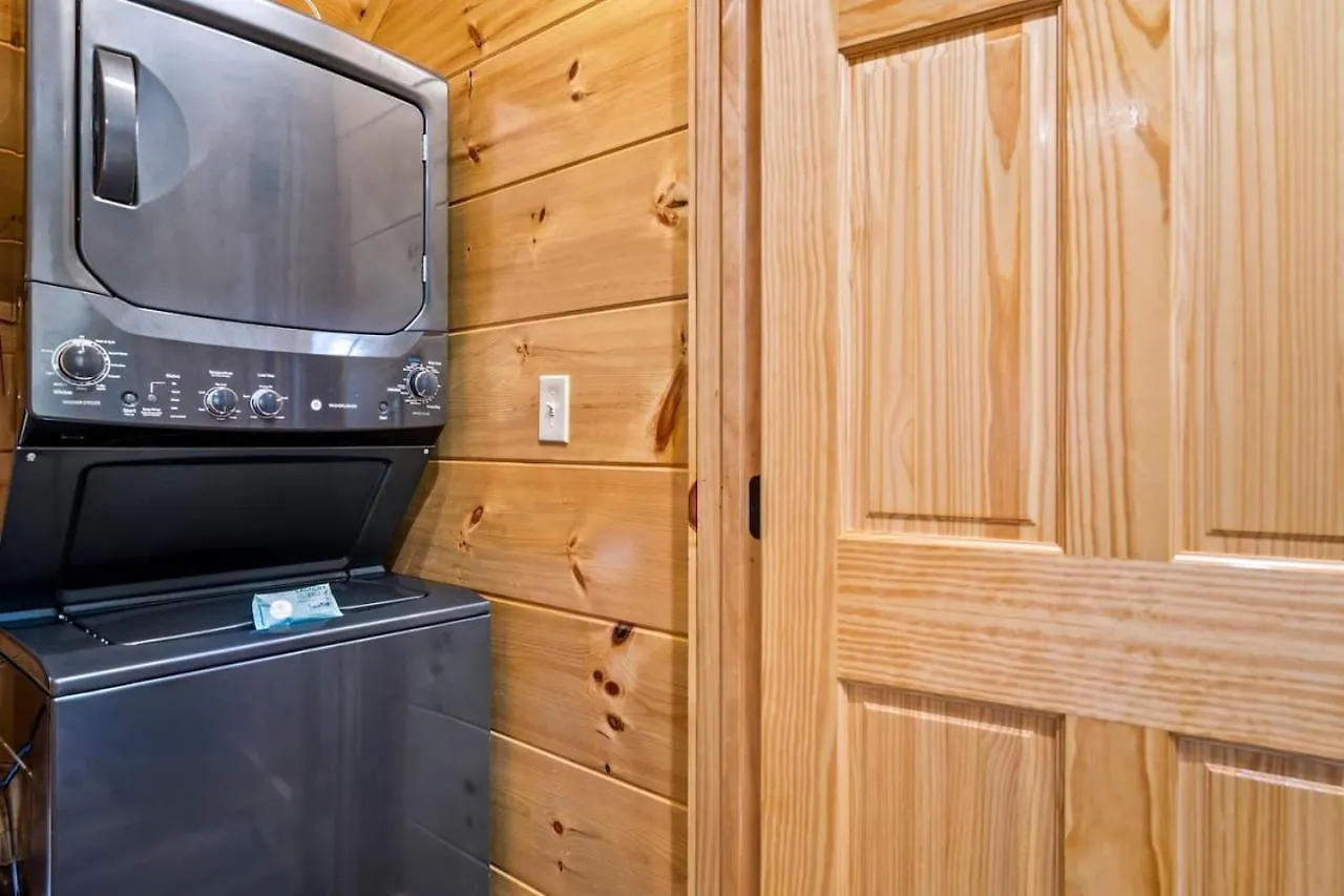 Tennessee Escape 2 Hot Tubs, 3 Decks And Pool Table Holiday home *