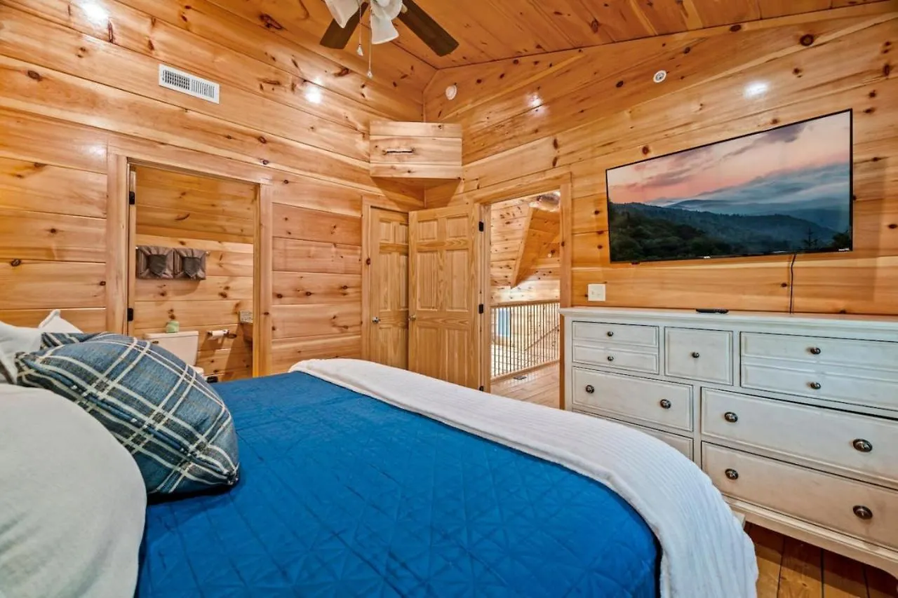 Tennessee Escape 2 Hot Tubs, 3 Decks And Pool Table Holiday home Pigeon Forge