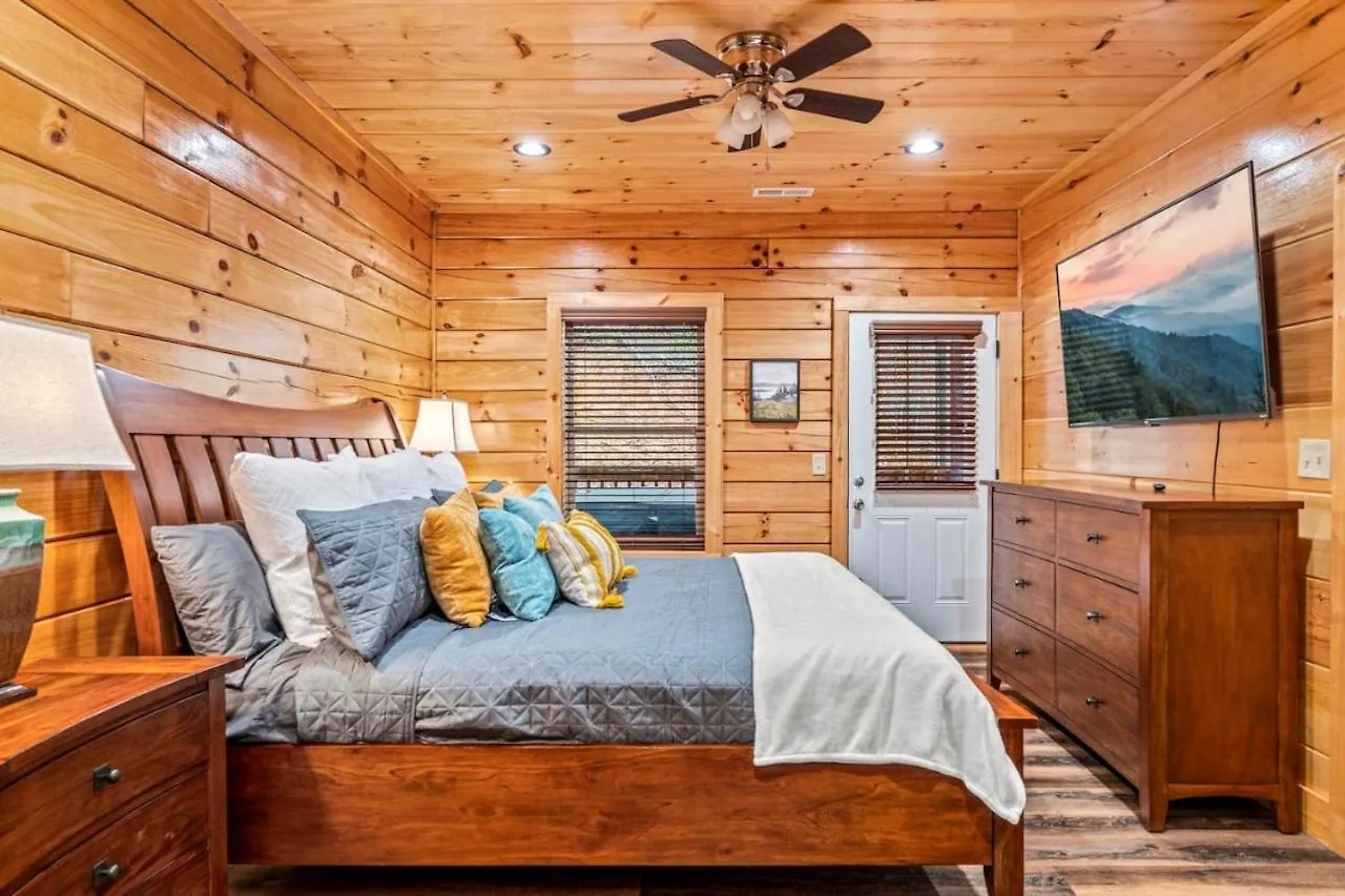 Tennessee Escape 2 Hot Tubs, 3 Decks And Pool Table Holiday home *