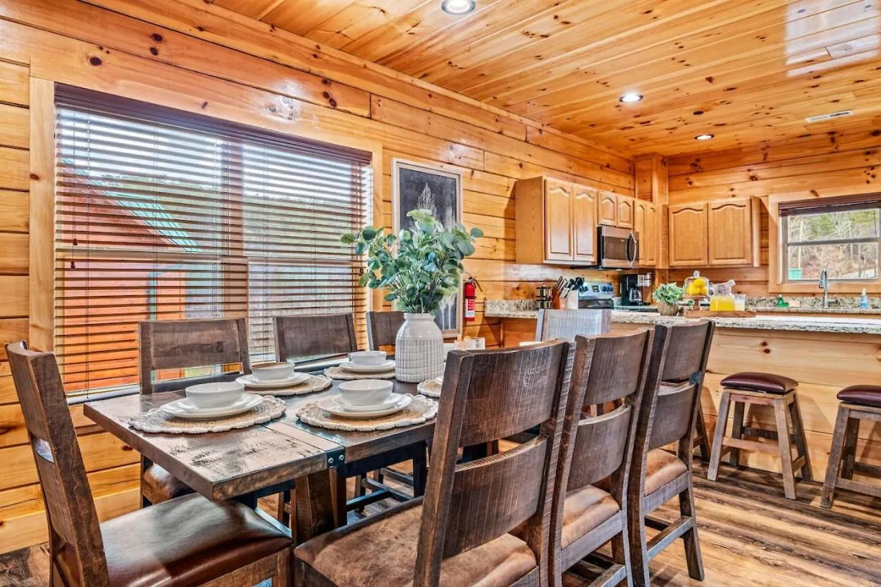 Tennessee Escape 2 Hot Tubs, 3 Decks And Pool Table * Pigeon Forge