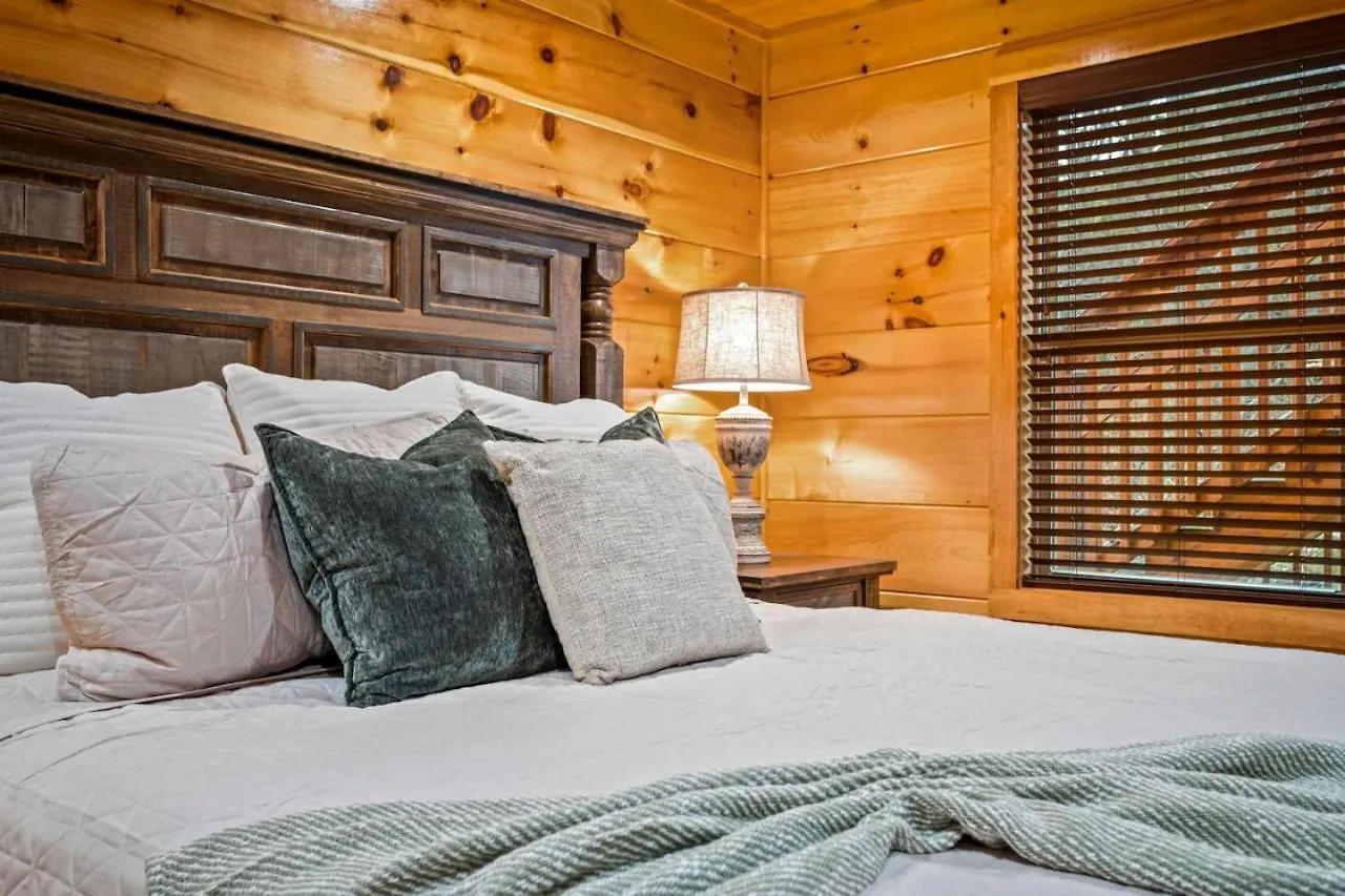 Tennessee Escape 2 Hot Tubs, 3 Decks And Pool Table Holiday home Pigeon Forge
