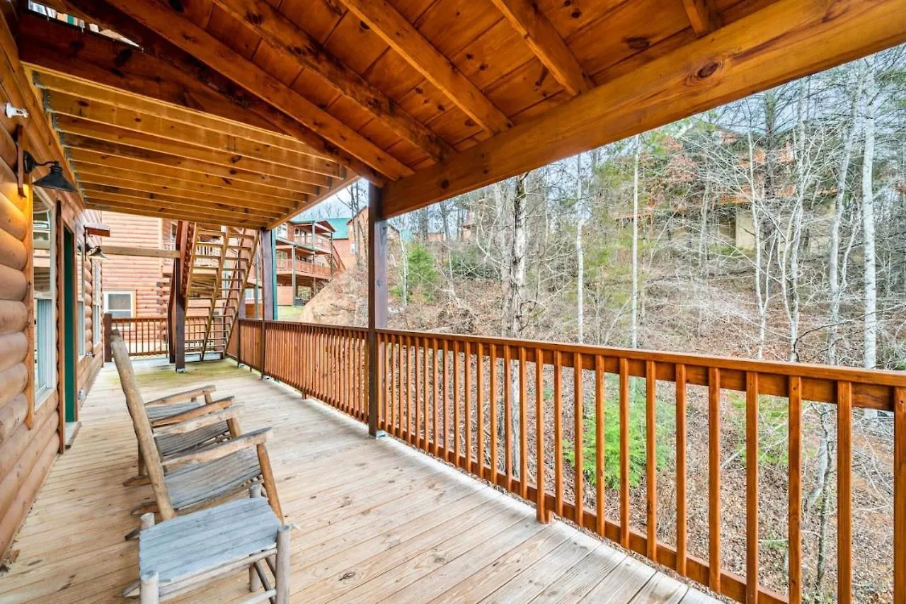 Tennessee Escape 2 Hot Tubs, 3 Decks And Pool Table