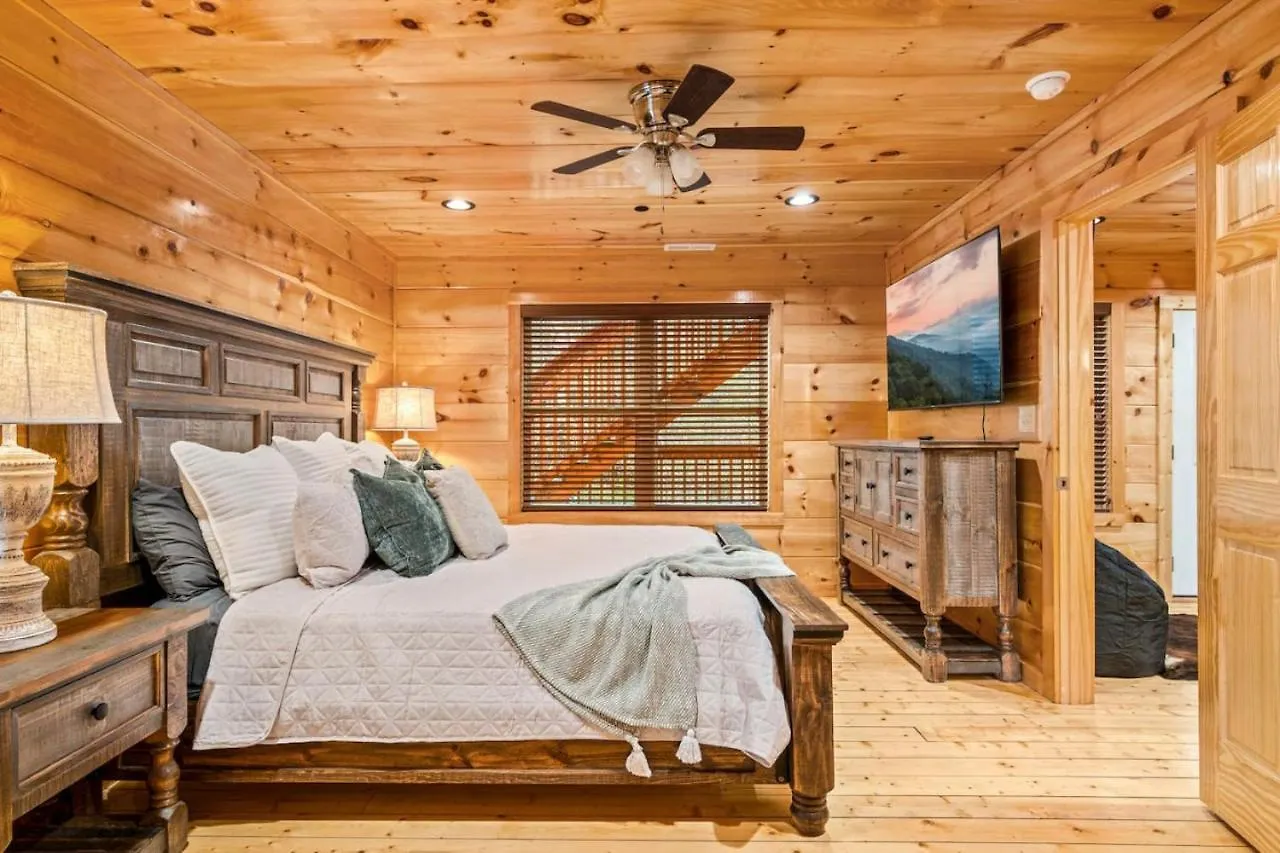 Tennessee Escape 2 Hot Tubs, 3 Decks And Pool Table Holiday home *